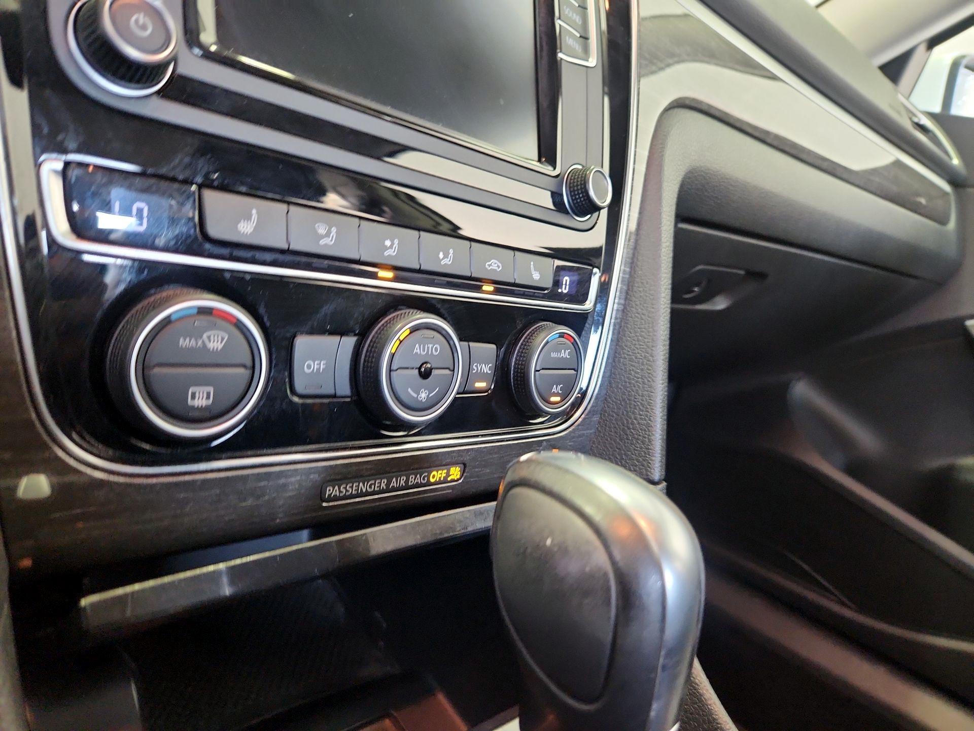 Thumbnail: 2016 Volkswagen Passat - 16