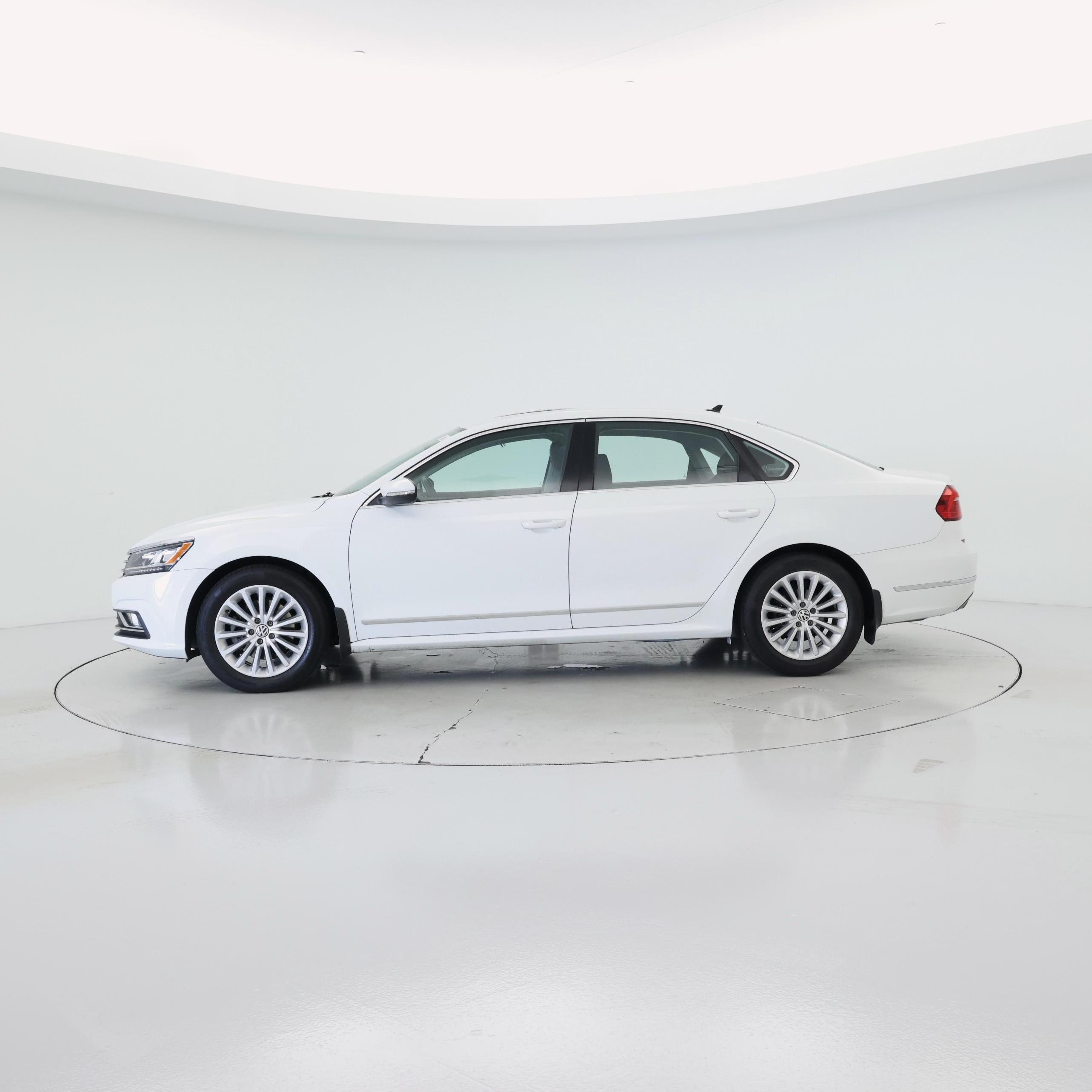Thumbnail: 2016 Volkswagen Passat - 3