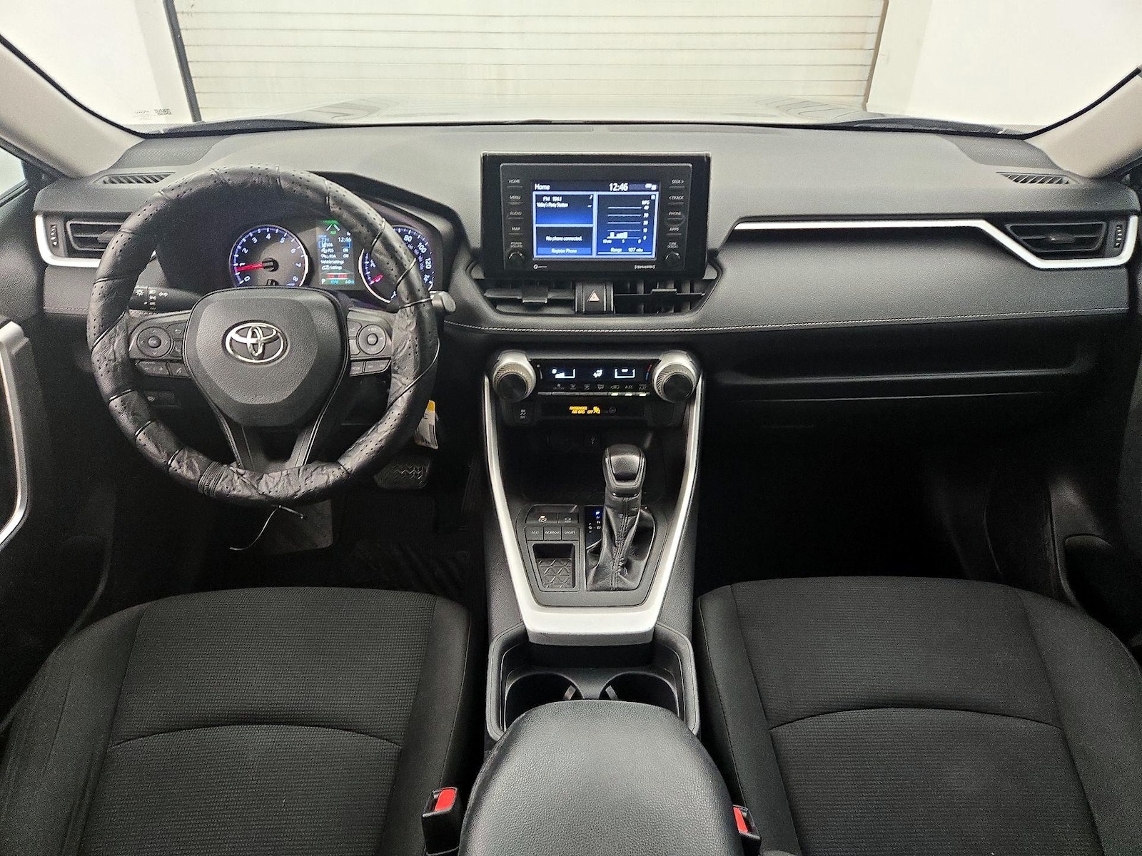 2020 Toyota RAV4 LE, photo 10