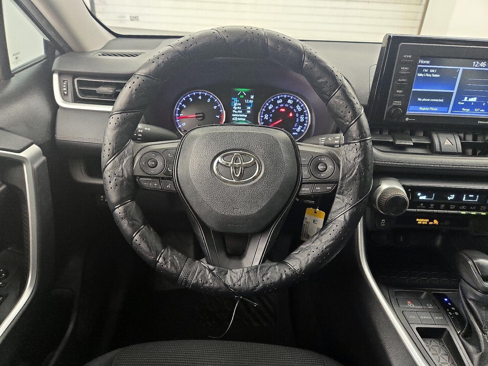 2020 Toyota RAV4 LE, photo 11
