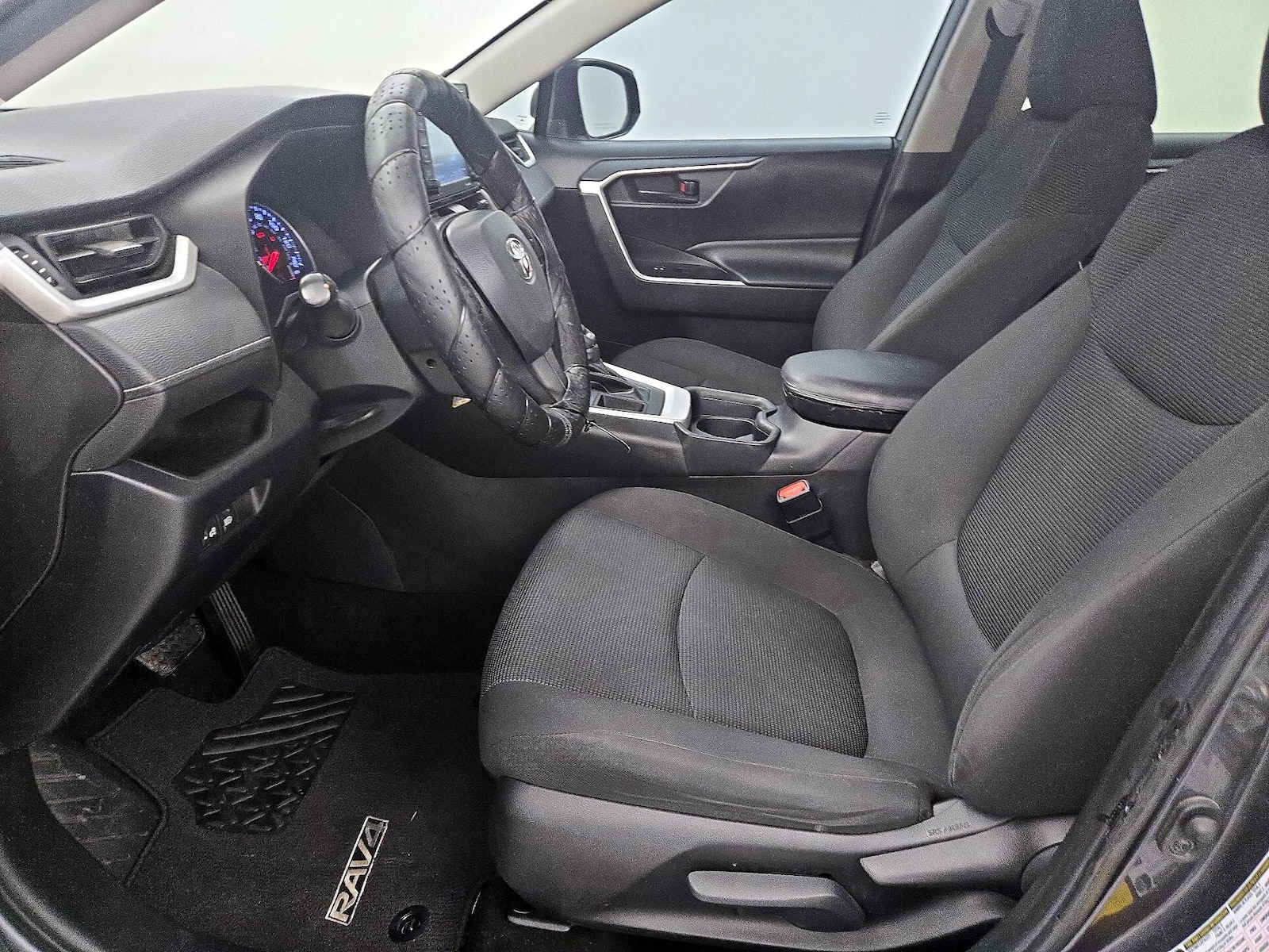 2020 Toyota RAV4 LE, photo 12