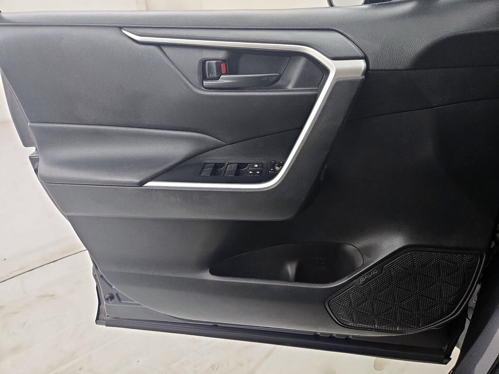 2020 Toyota RAV4 LE, photo 13