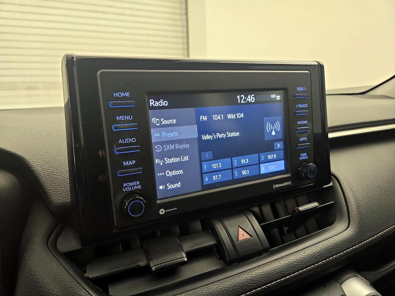 2020 Toyota RAV4 LE, photo 16