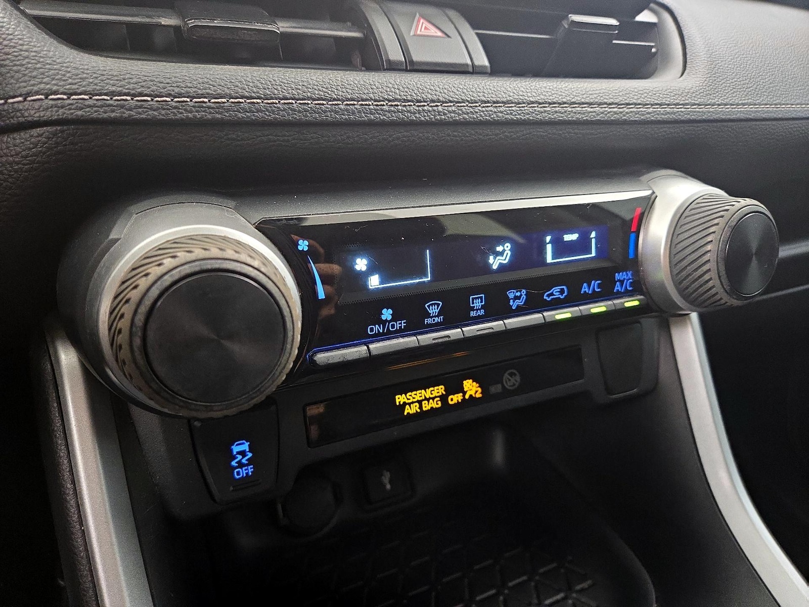 2020 Toyota RAV4 LE, photo 17