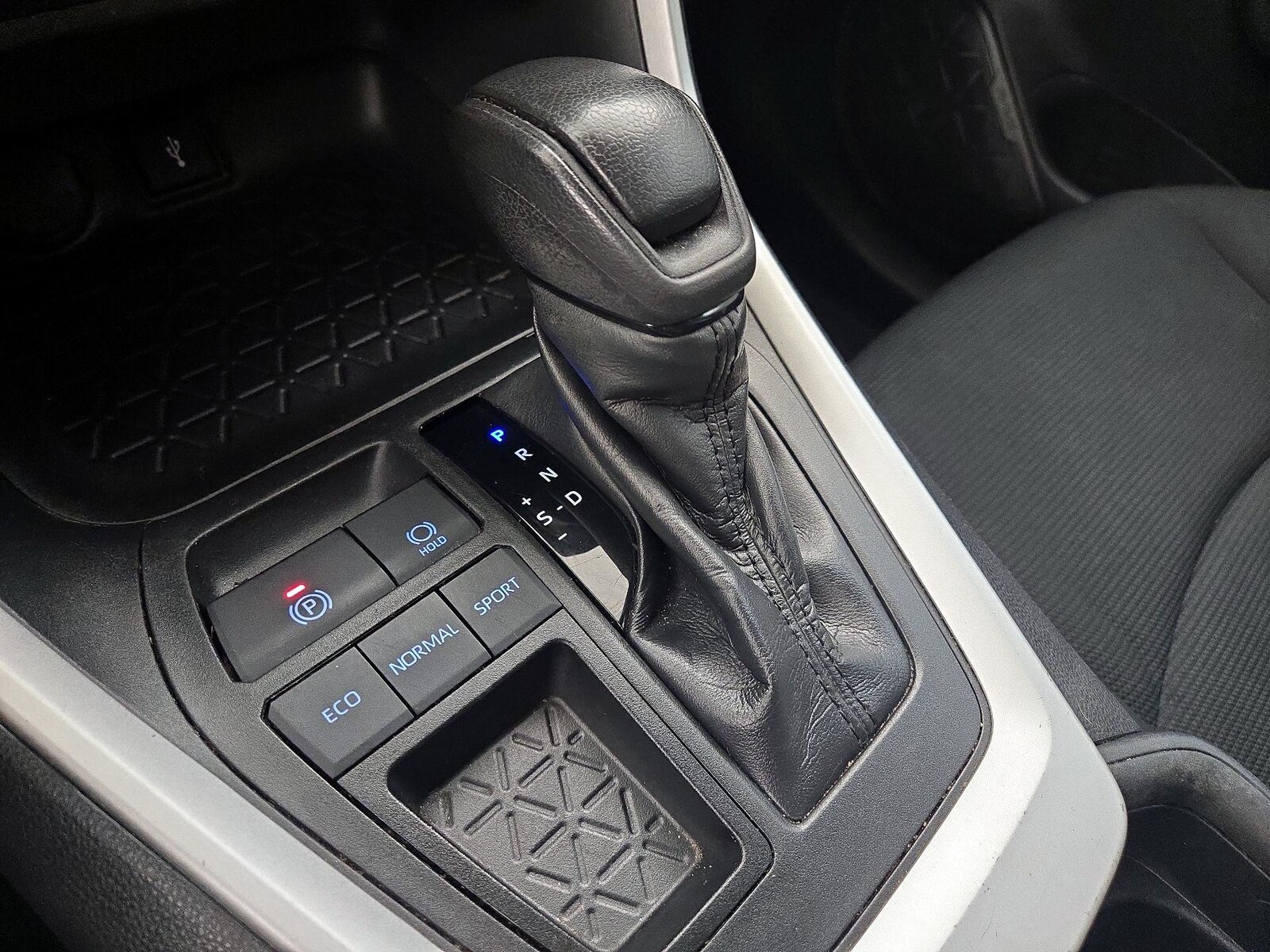 2020 Toyota RAV4 LE, photo 18