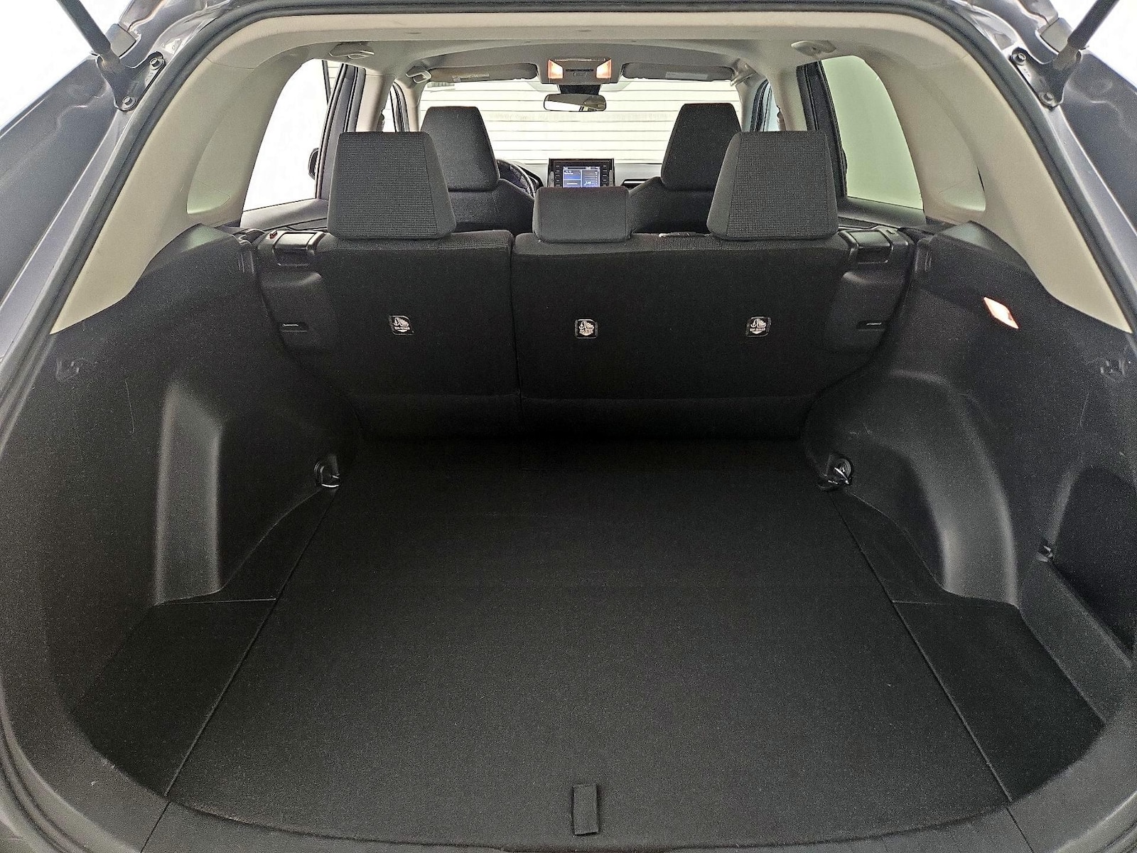 2020 Toyota RAV4 LE, photo 21