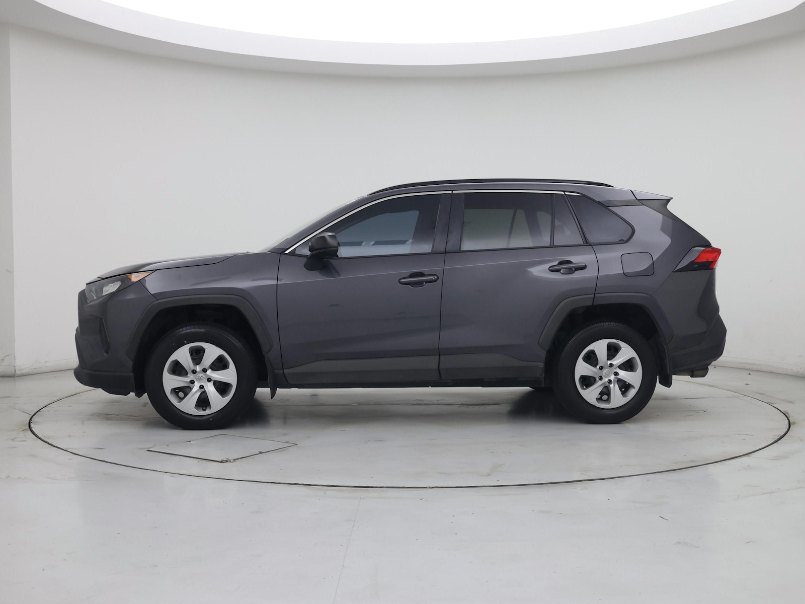 2020 Toyota RAV4 LE, photo 4