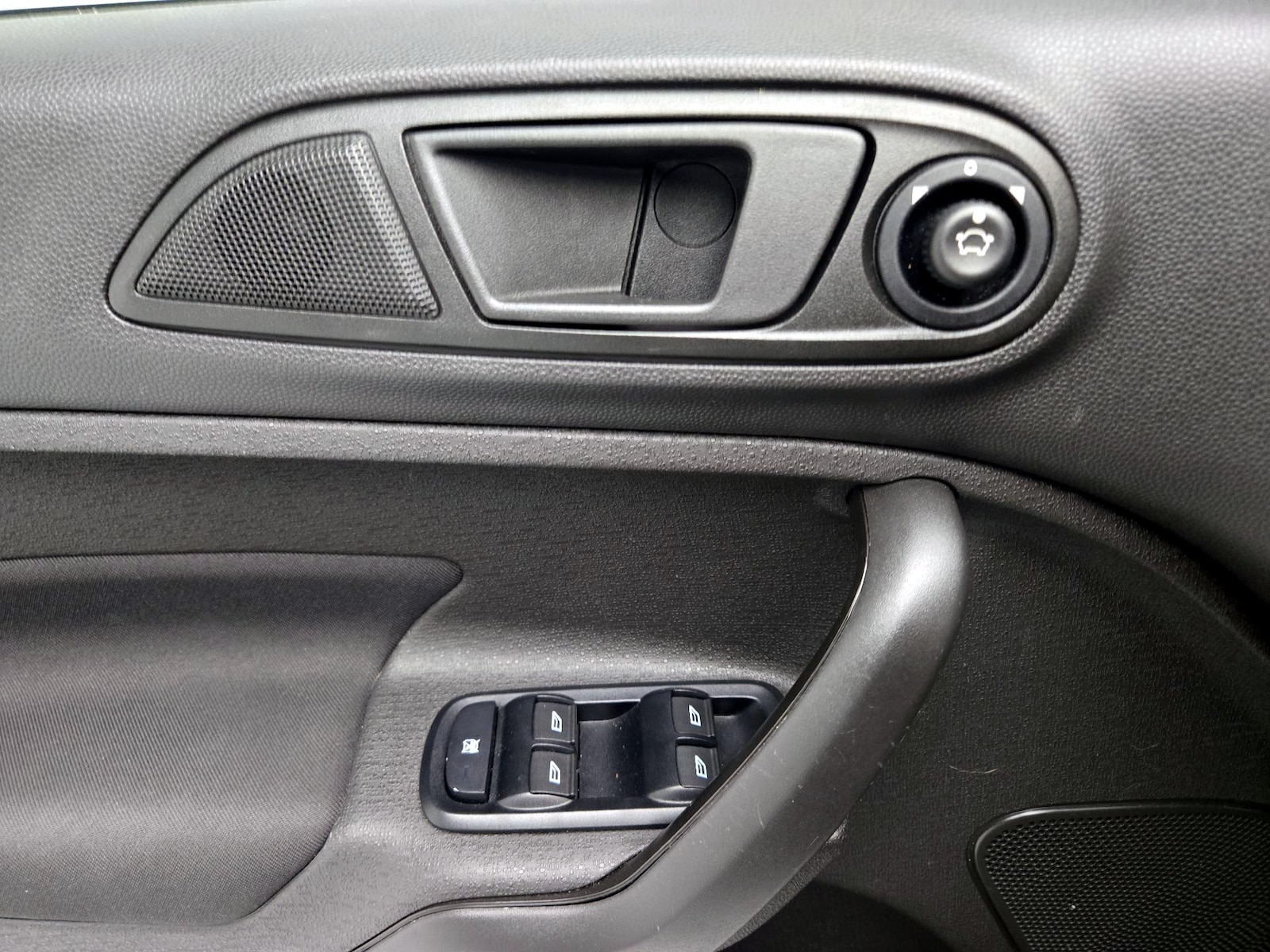 2018 Ford Fiesta SE - Photo 13