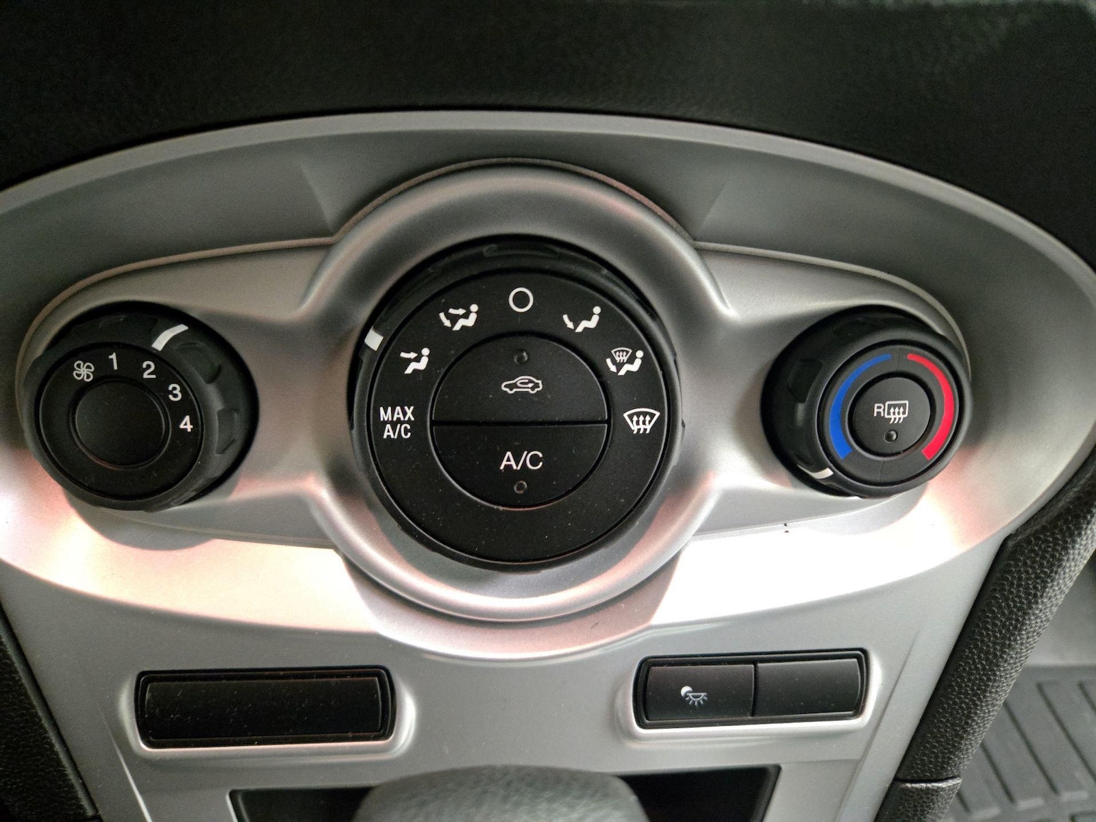 2018 Ford Fiesta SE - Photo 17