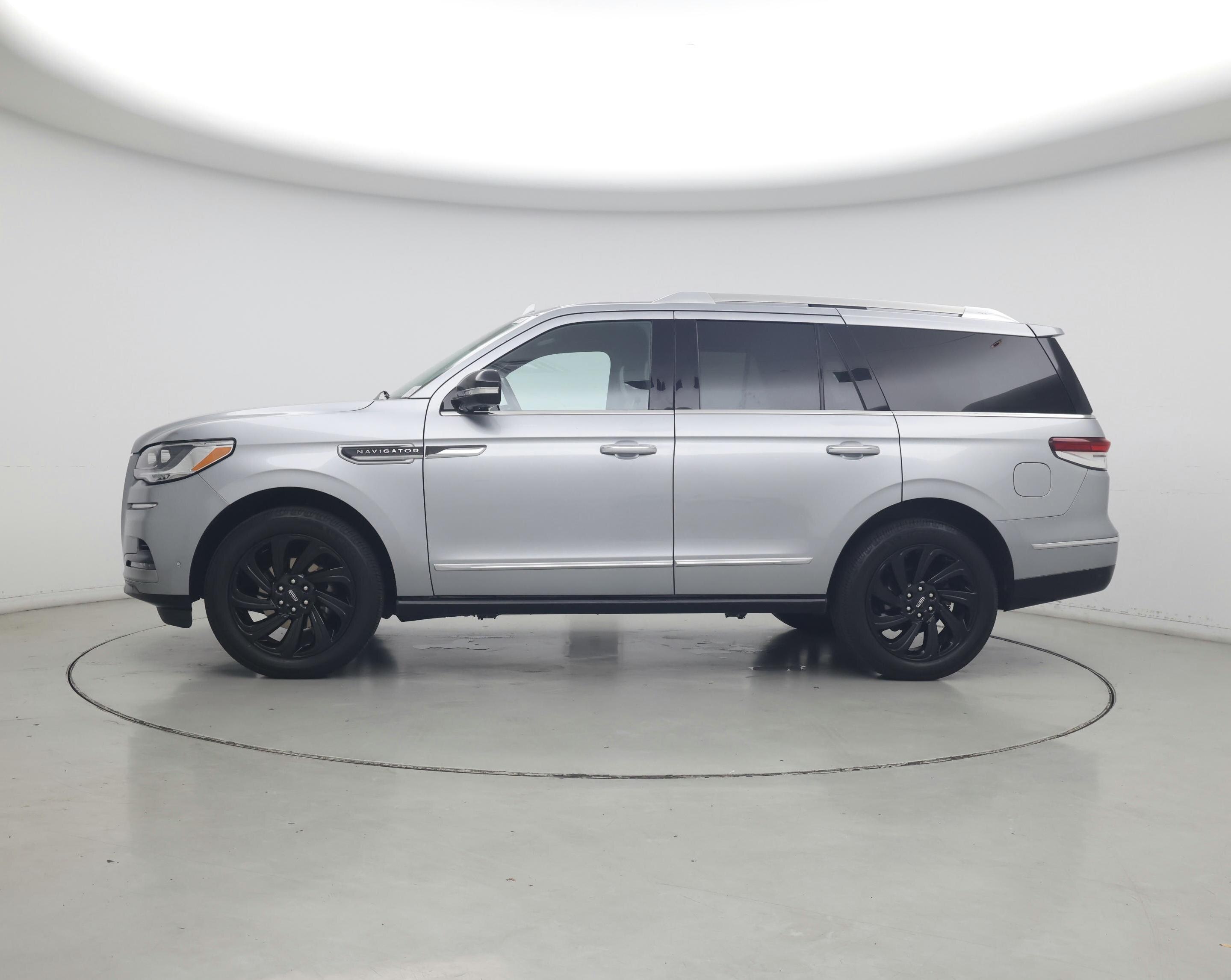 Thumbnail: 2023 Lincoln Navigator - 3