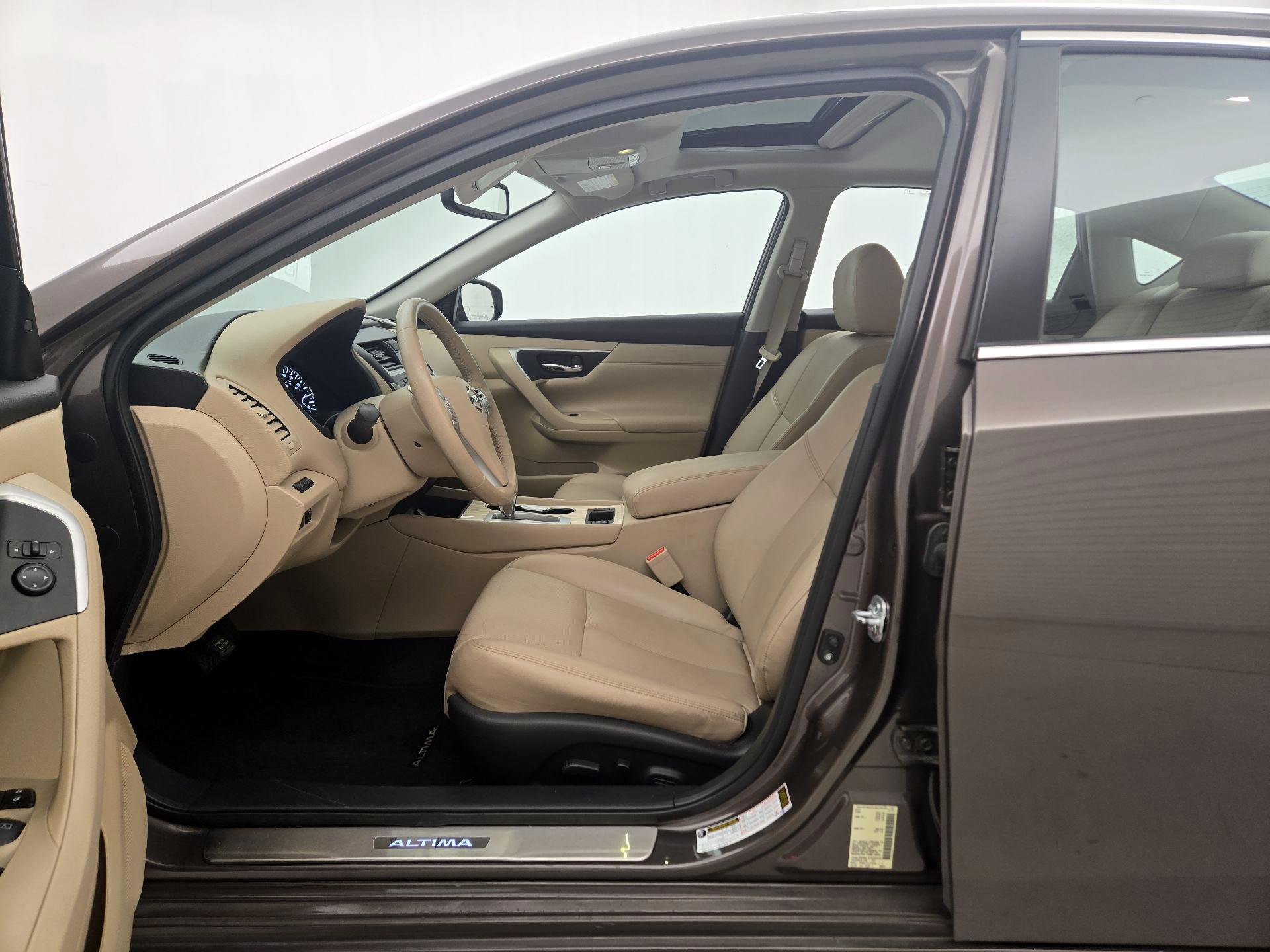 Thumbnail: 2016 Nissan Altima - 11