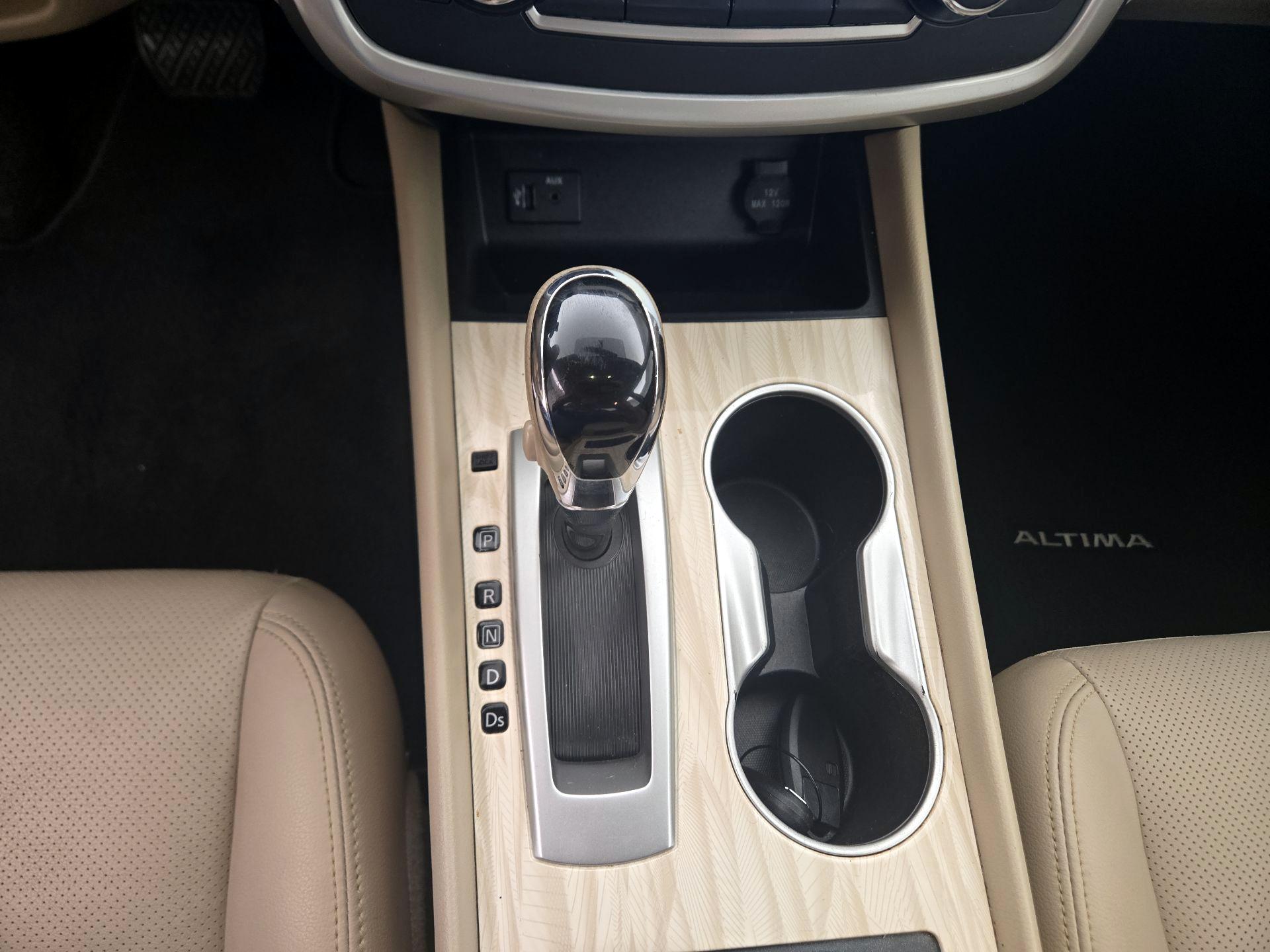 Thumbnail: 2016 Nissan Altima - 18