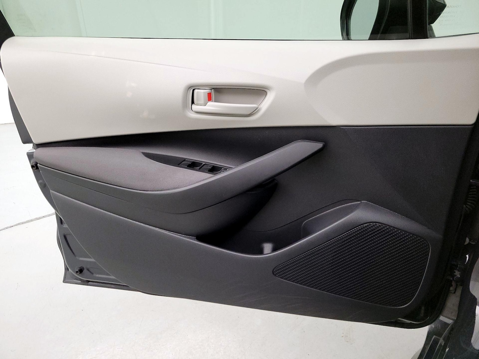 2025 Toyota Corolla LE - Photo 14