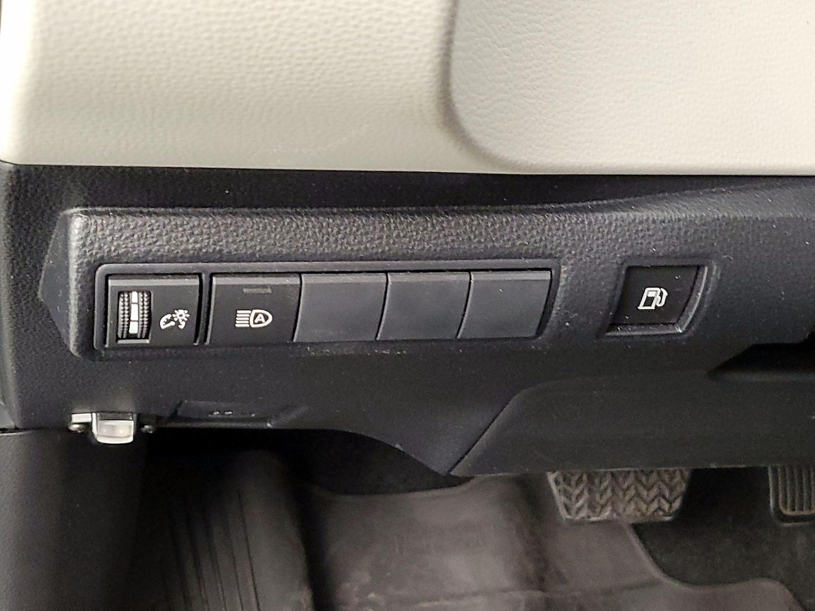 2025 Toyota Corolla LE - Photo 15