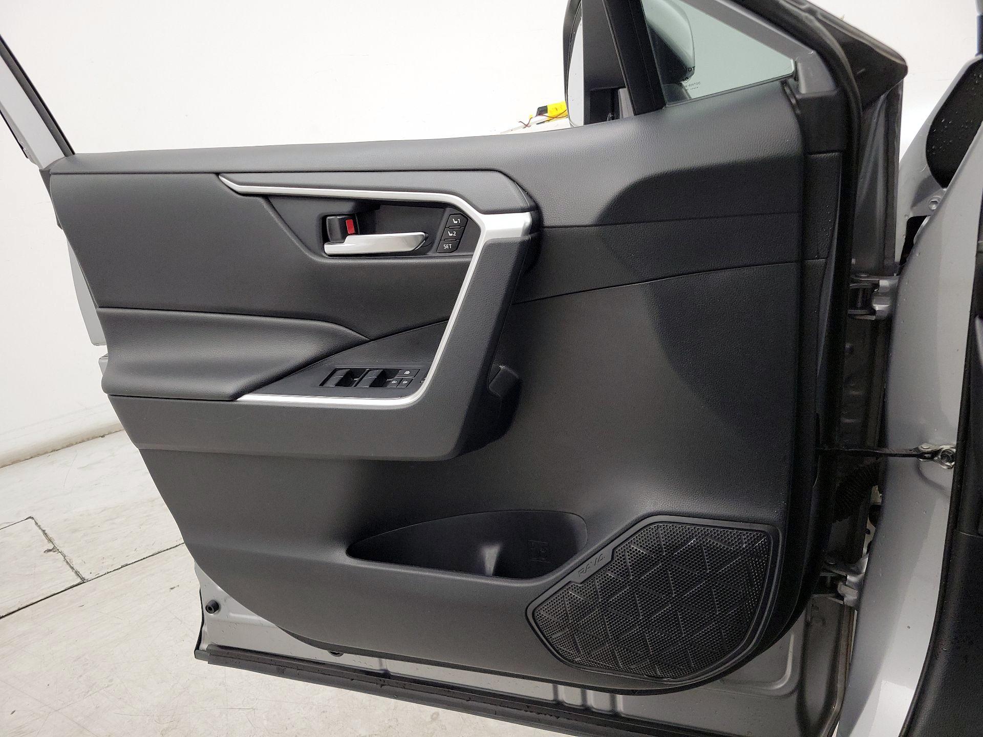 Thumbnail: 2019 Toyota RAV4 - 12