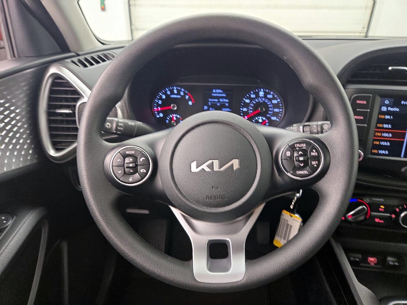 2022 Kia Soul LX - Photo 11