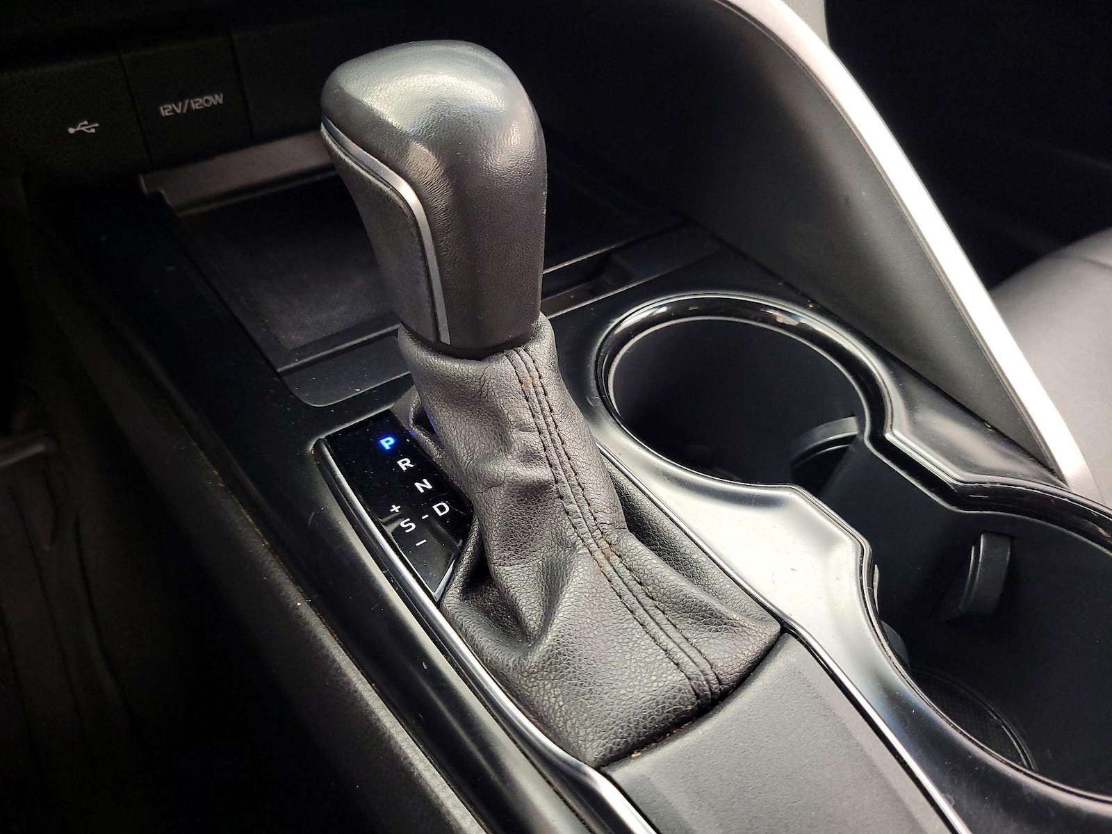 2020 Toyota Camry SE Nightshade - Photo 18