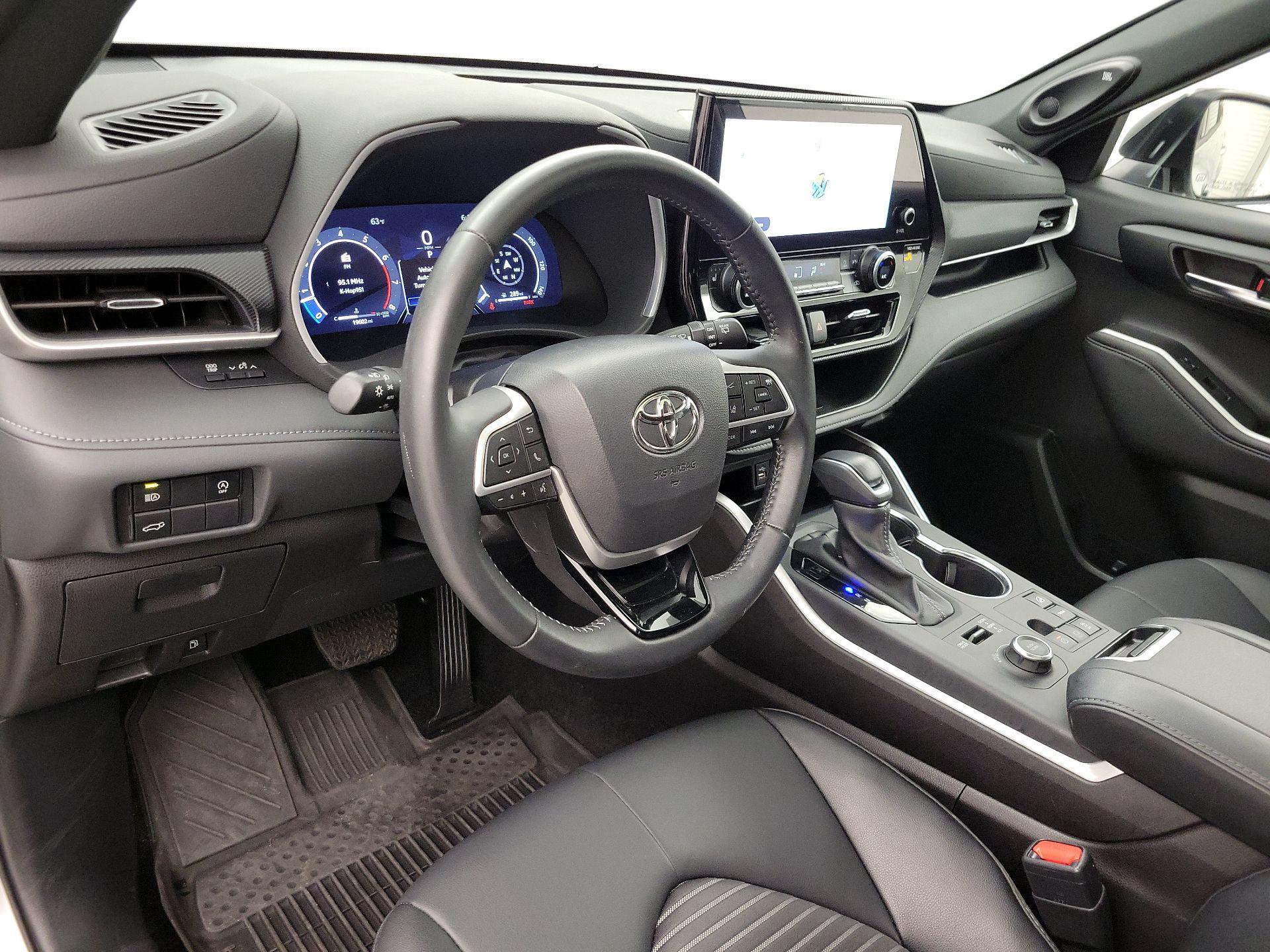 Thumbnail: 2025 Toyota Highlander - 9