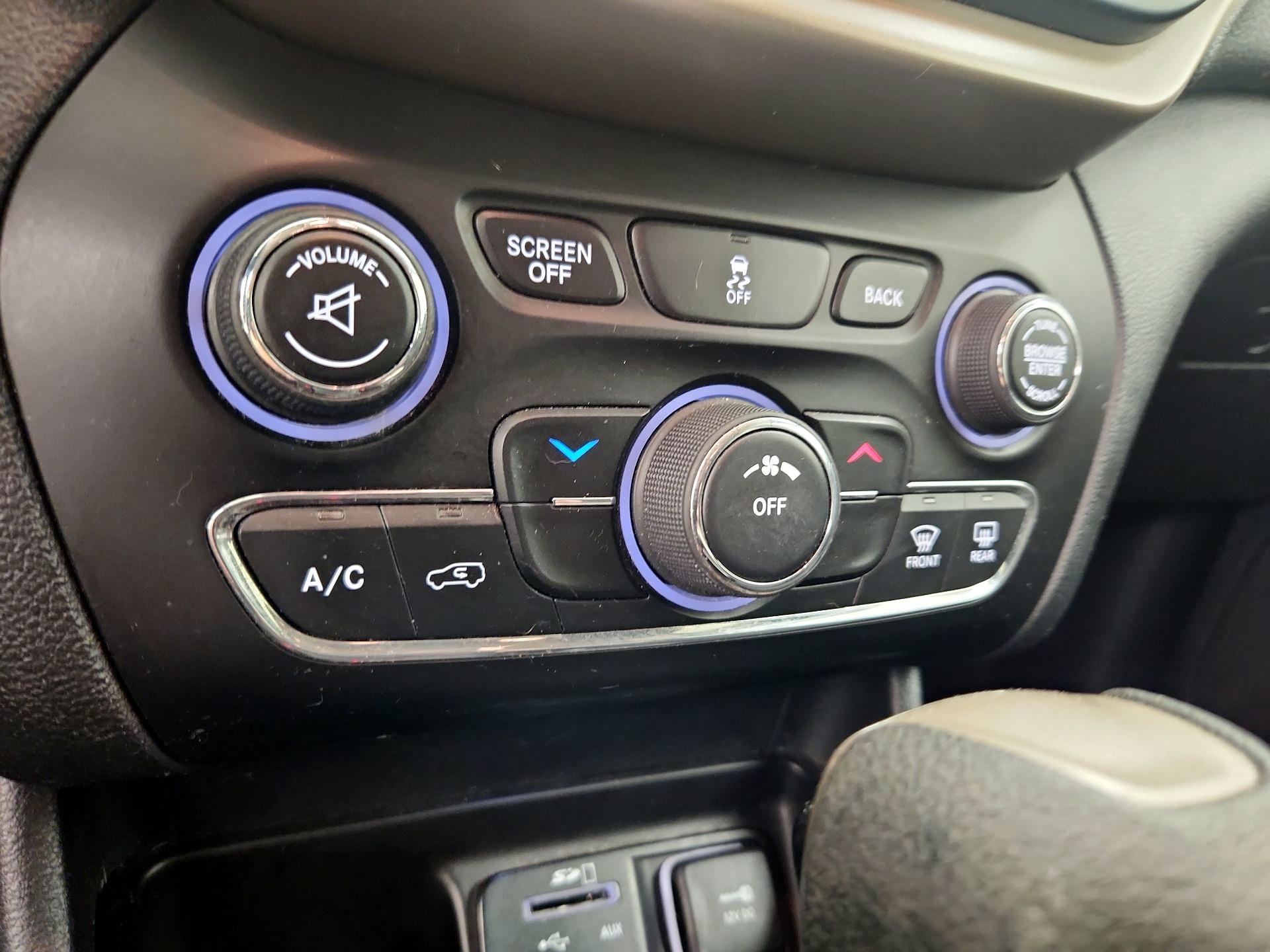Thumbnail: 2016 Jeep Cherokee - 17