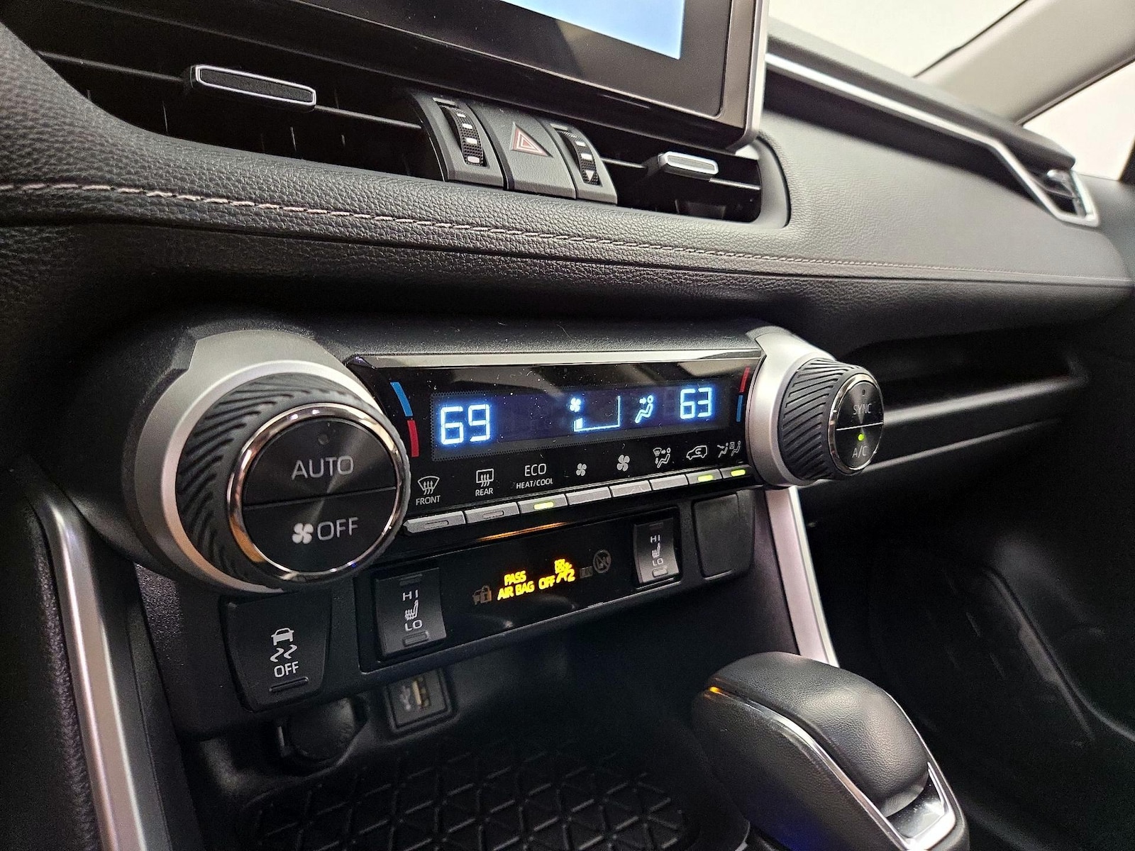 2025 Toyota RAV4 XLE Premium - Photo 17