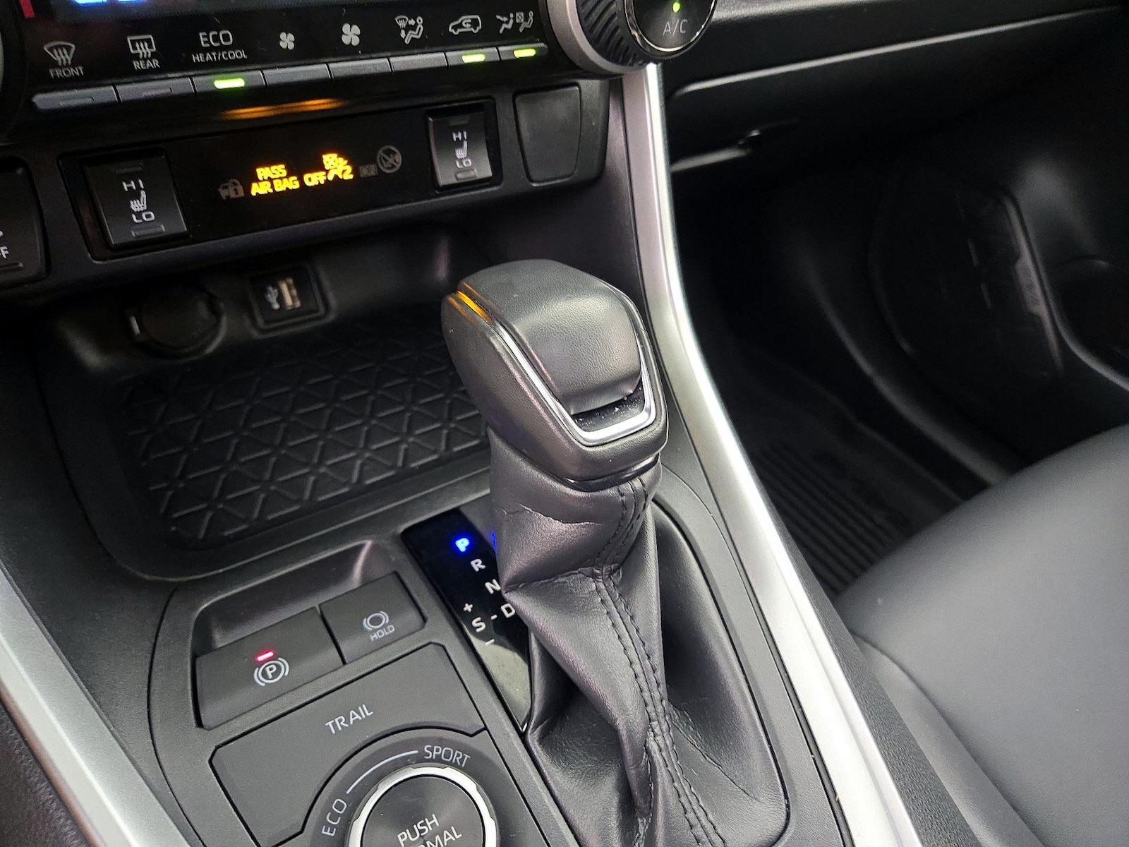 2025 Toyota RAV4 XLE Premium - Photo 18
