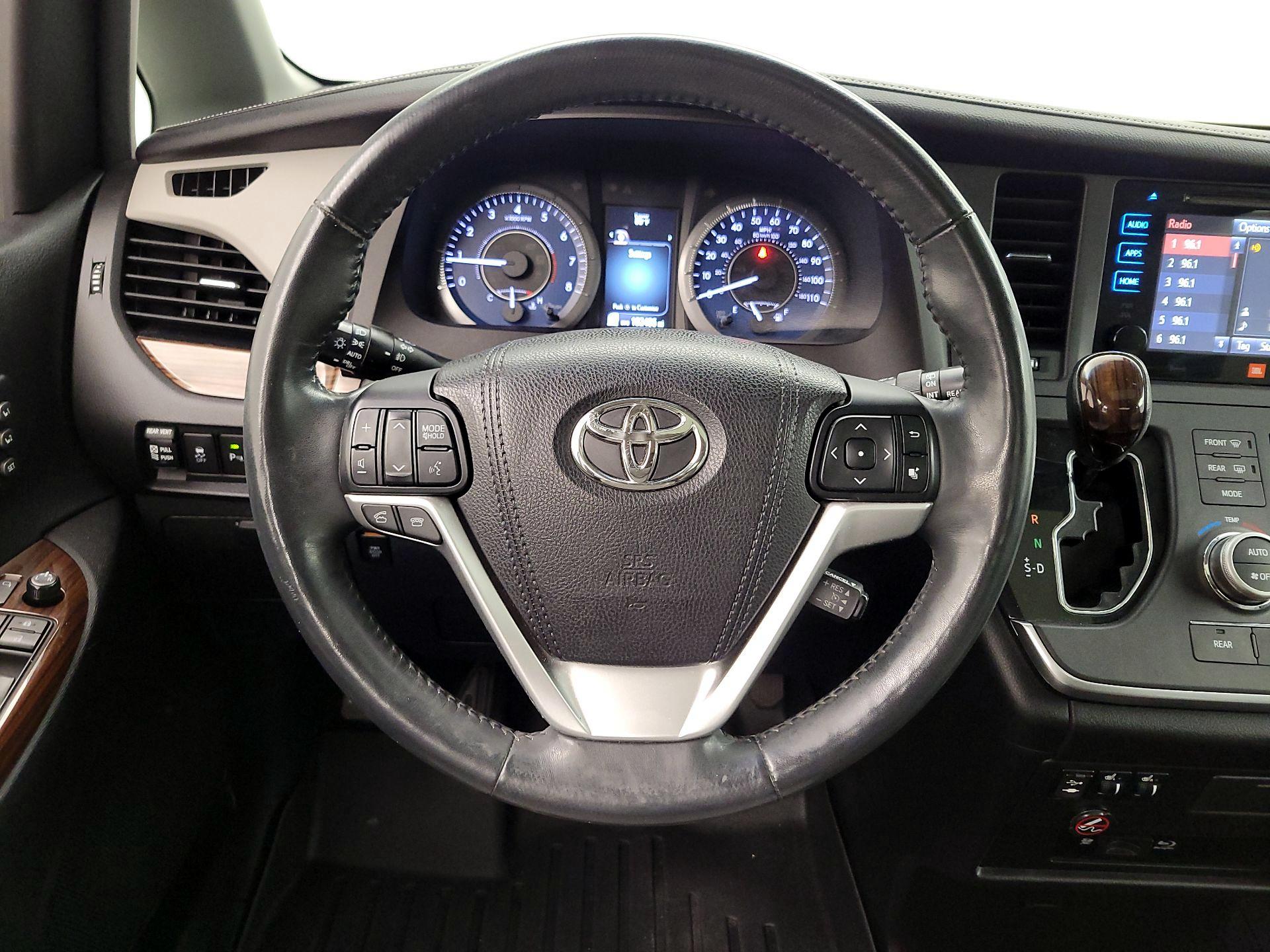 Thumbnail: 2016 Toyota Sienna - 10
