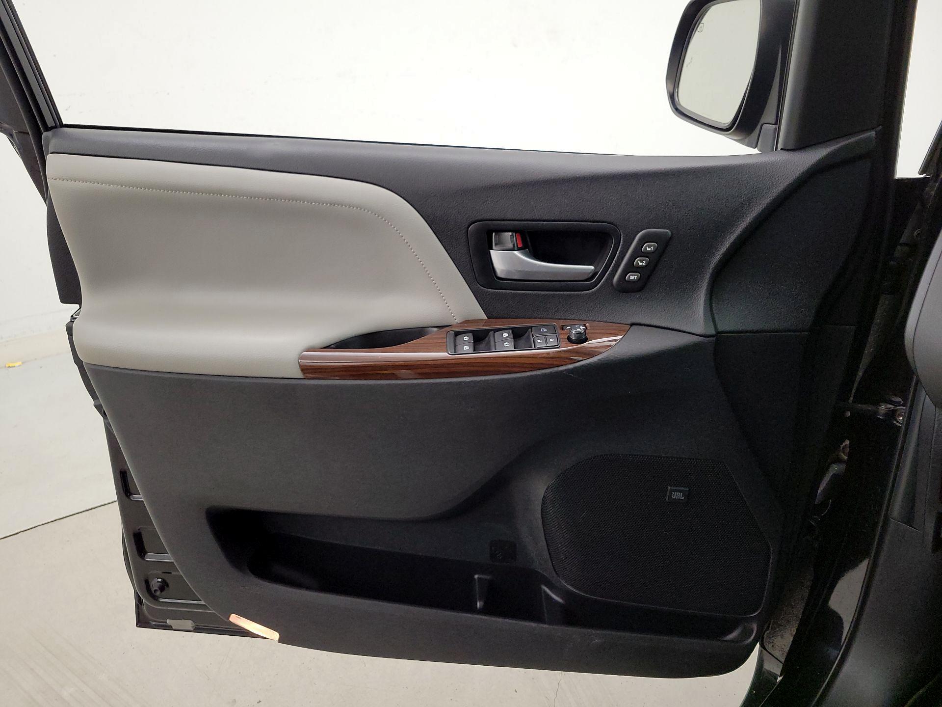 Thumbnail: 2016 Toyota Sienna - 12