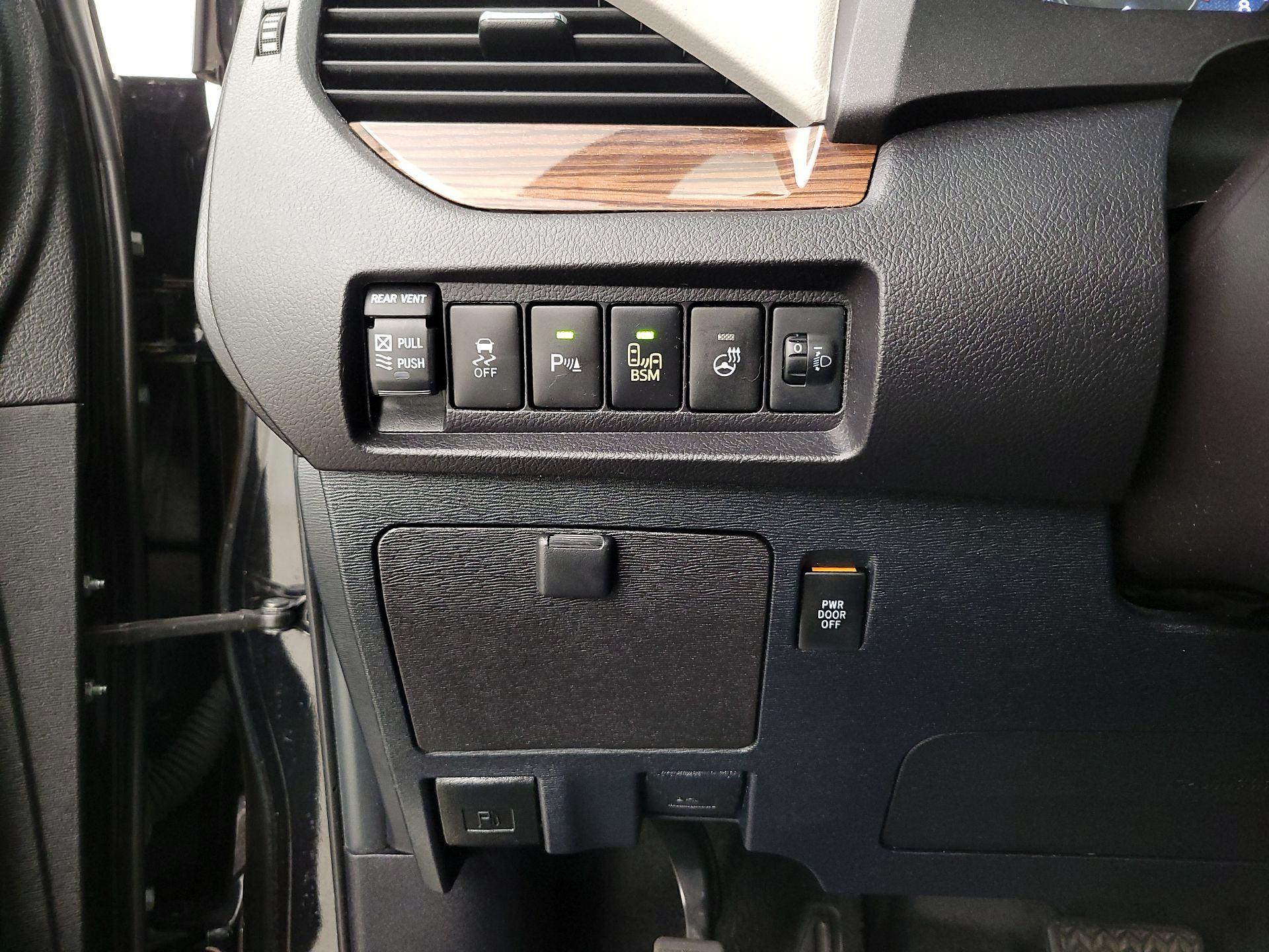 Thumbnail: 2016 Toyota Sienna - 13