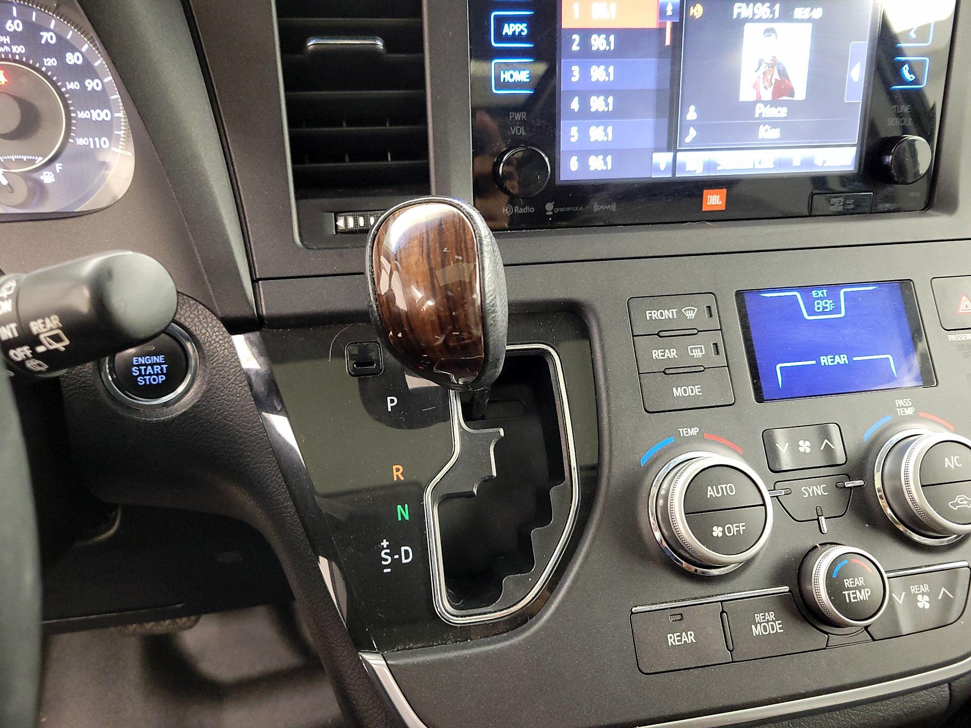 Thumbnail: 2016 Toyota Sienna - 17