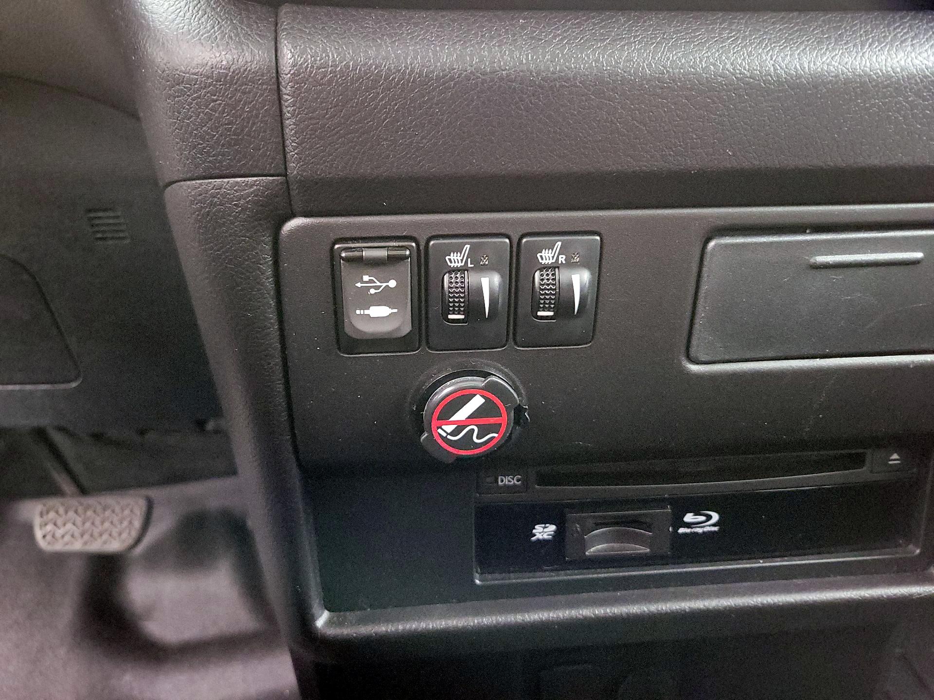 Thumbnail: 2016 Toyota Sienna - 18