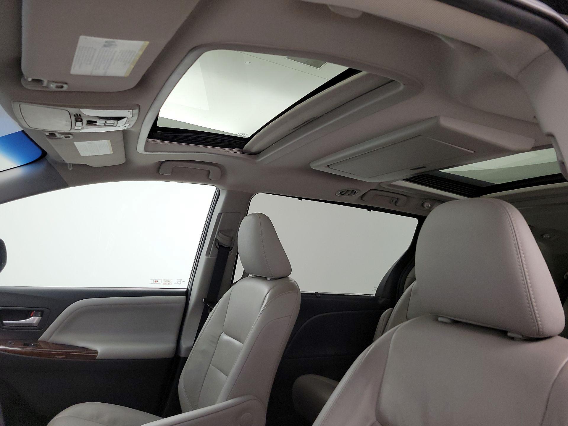 Thumbnail: 2016 Toyota Sienna - 19