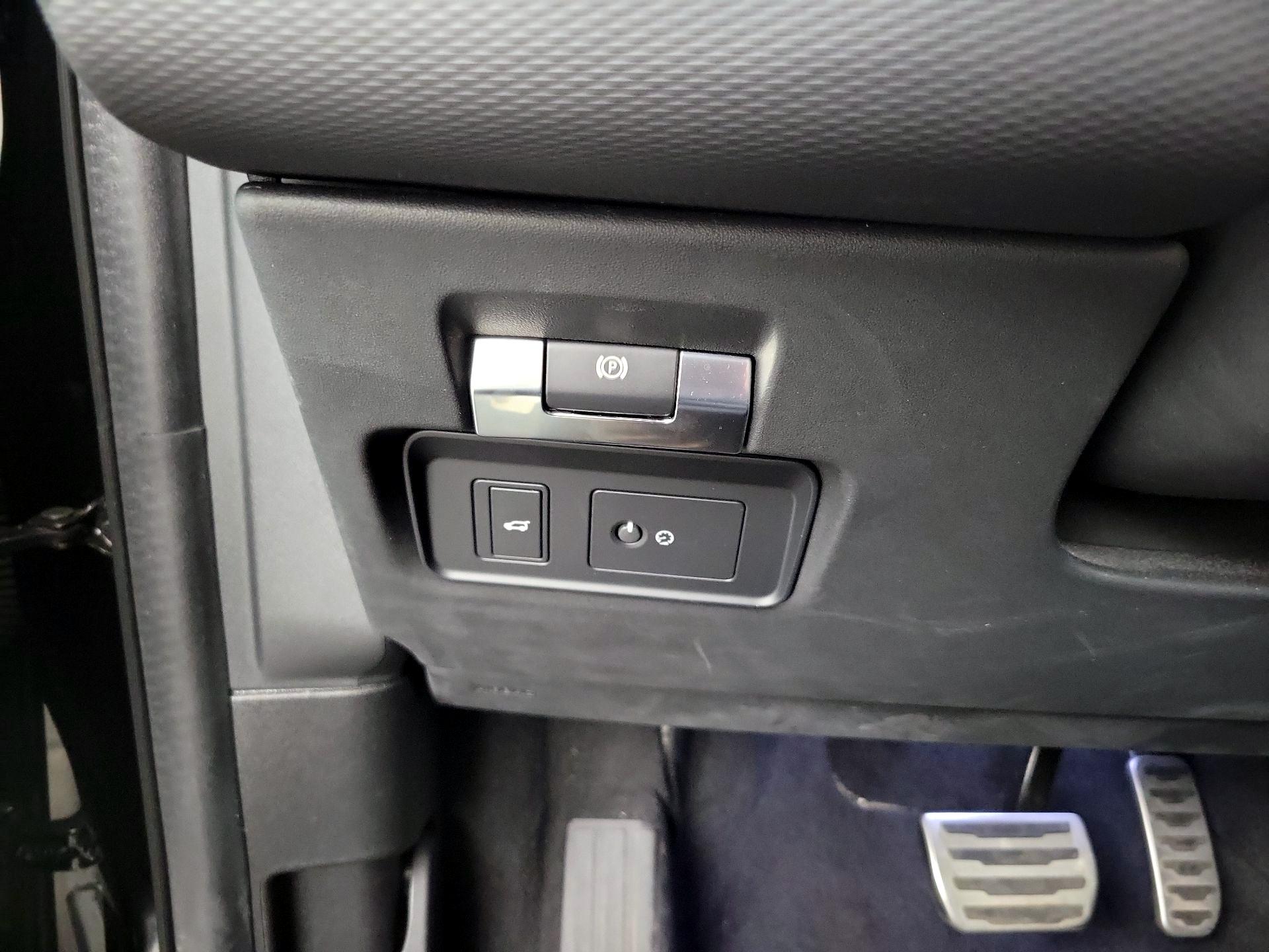 Thumbnail: 2020 Land Rover Discovery Sport - 13