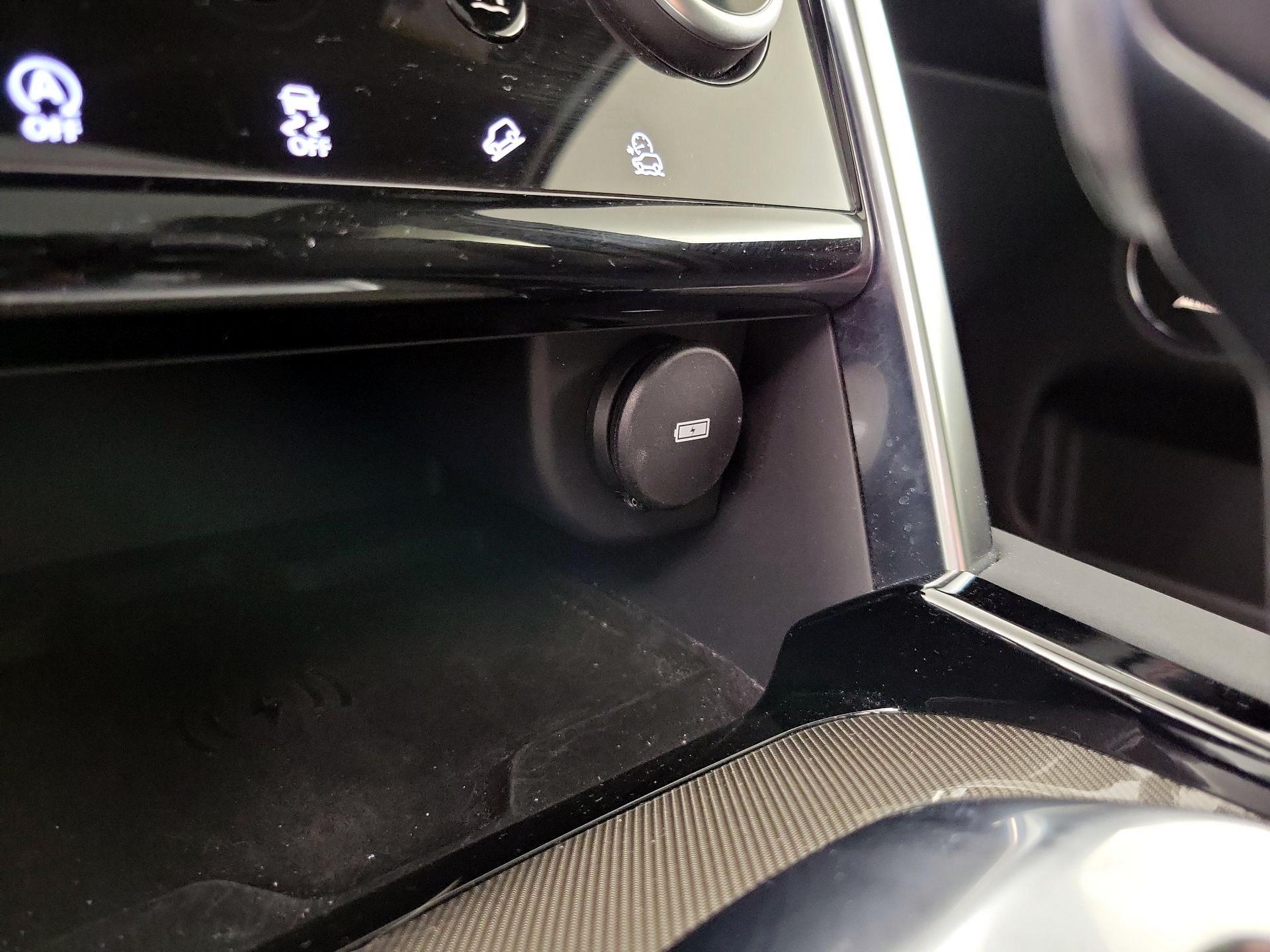 Thumbnail: 2020 Land Rover Discovery Sport - 19