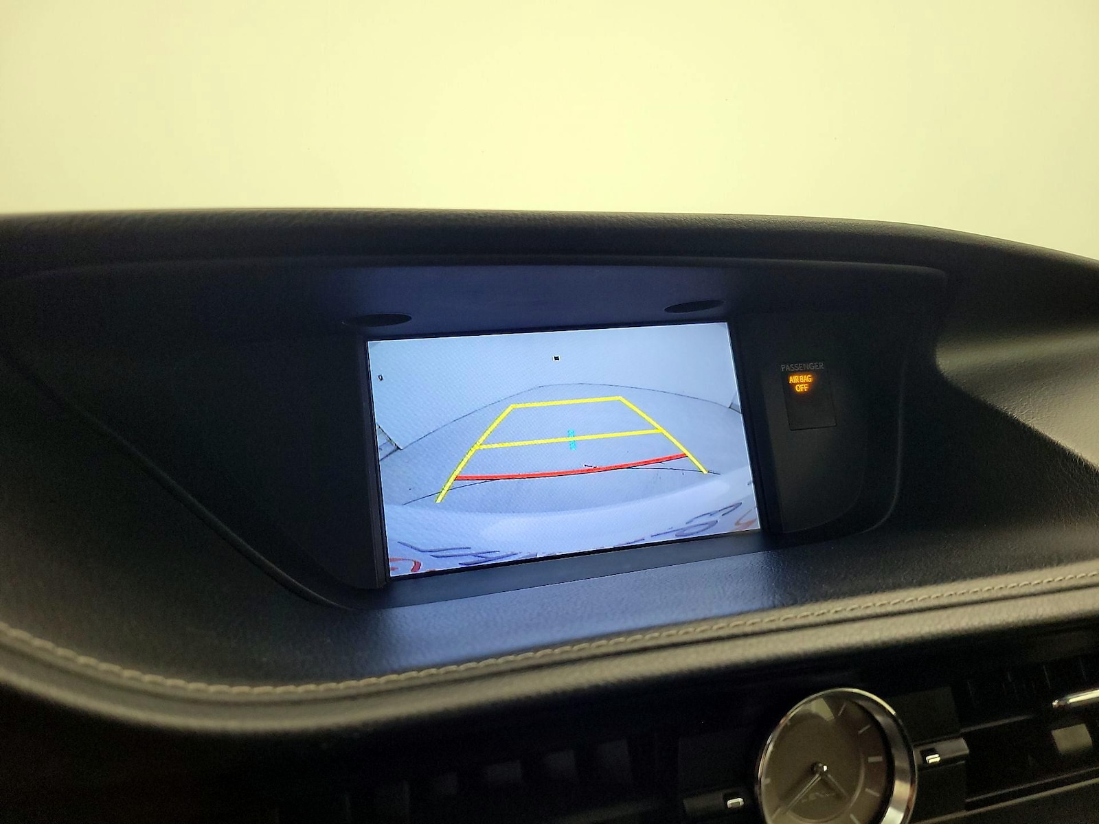 2015 Lexus ES 300h - Photo 16