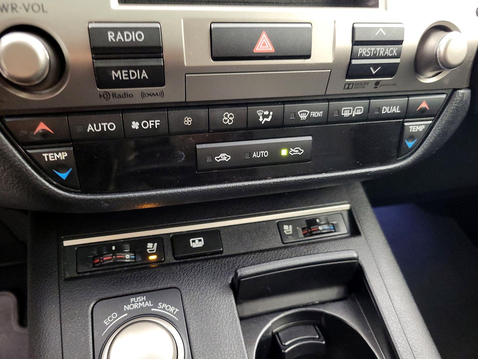 2015 Lexus ES 300h - Photo 18