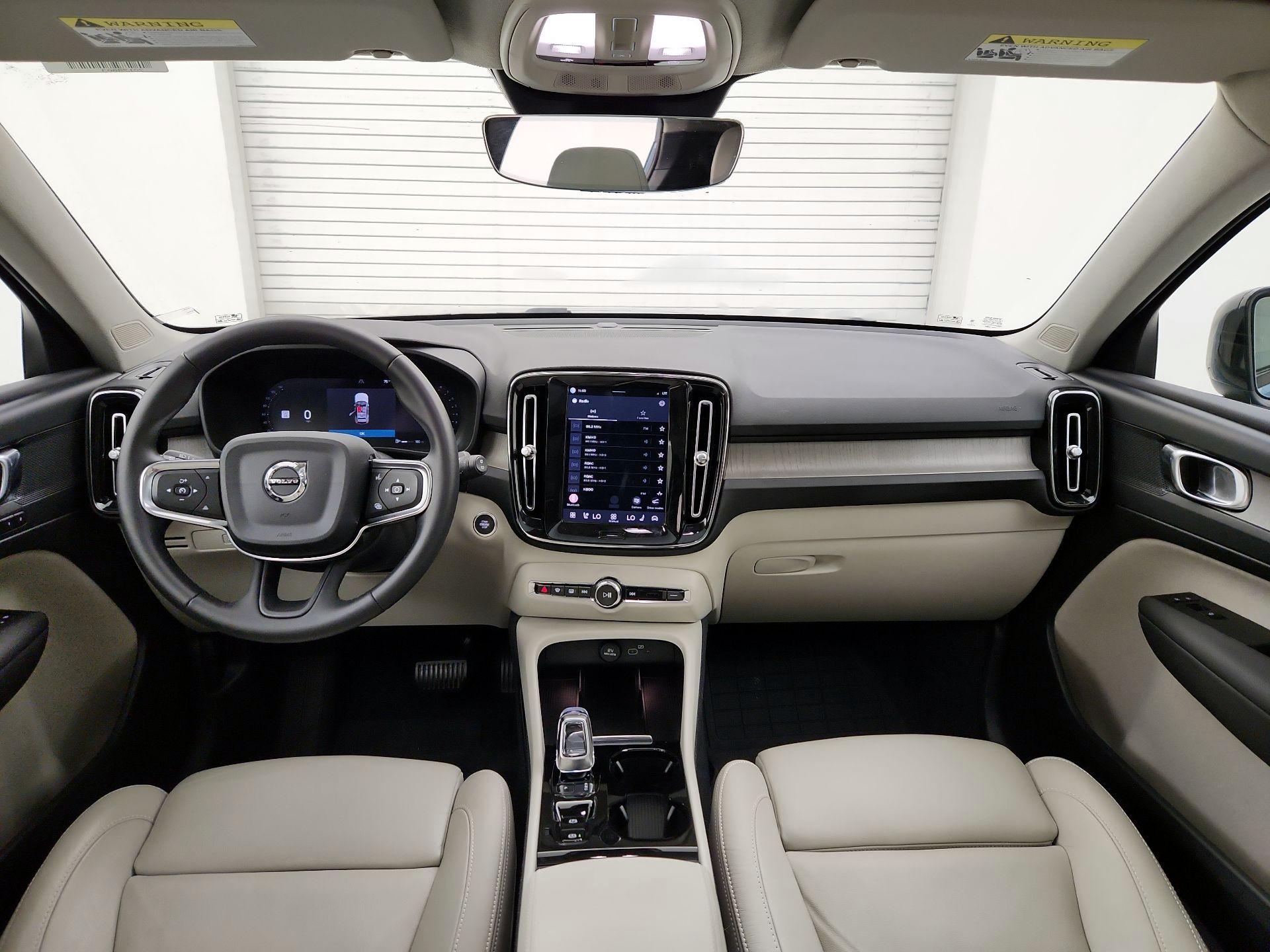 Thumbnail: 2023 Volvo XC40 - 9