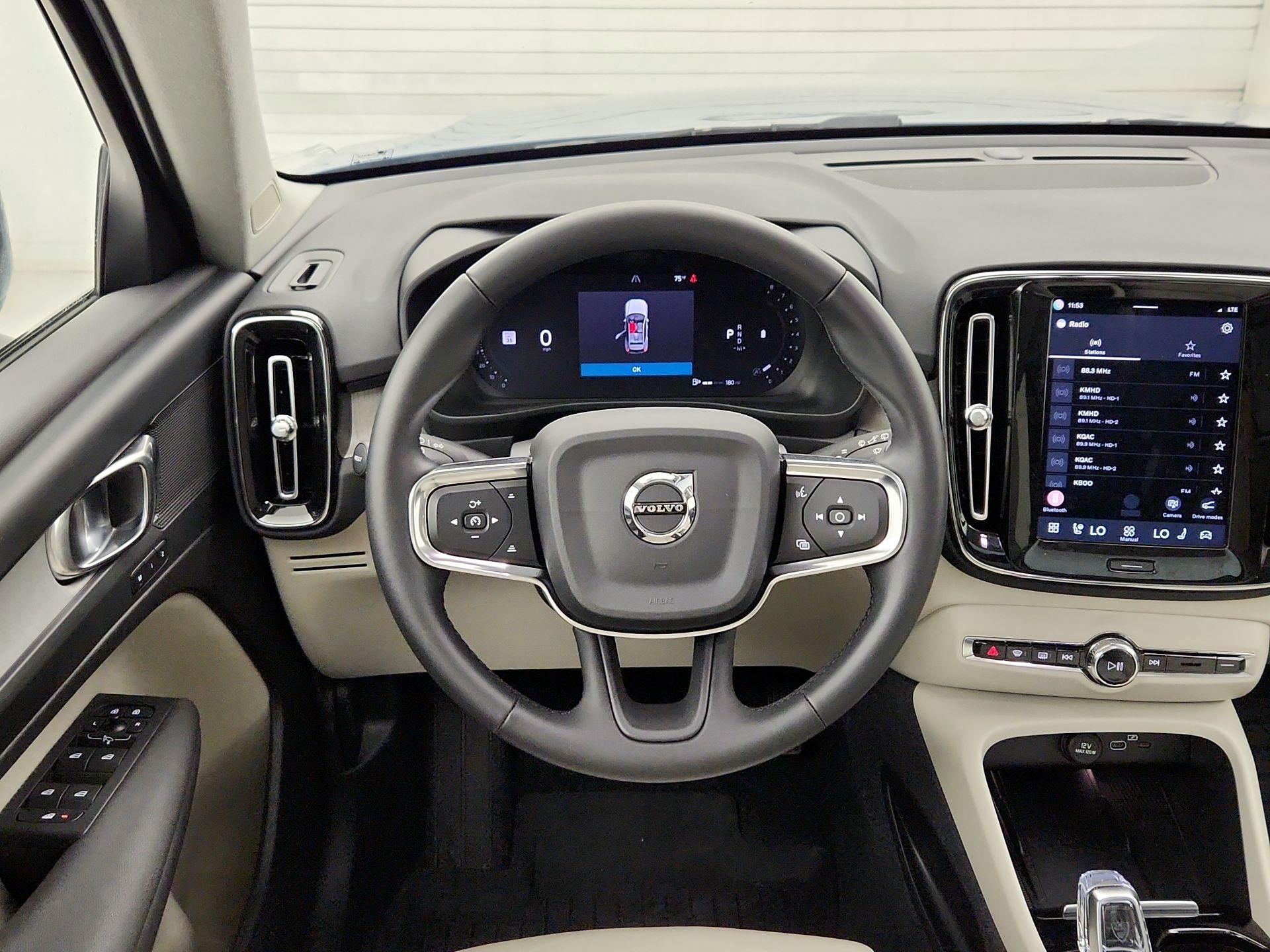 Thumbnail: 2023 Volvo XC40 - 10