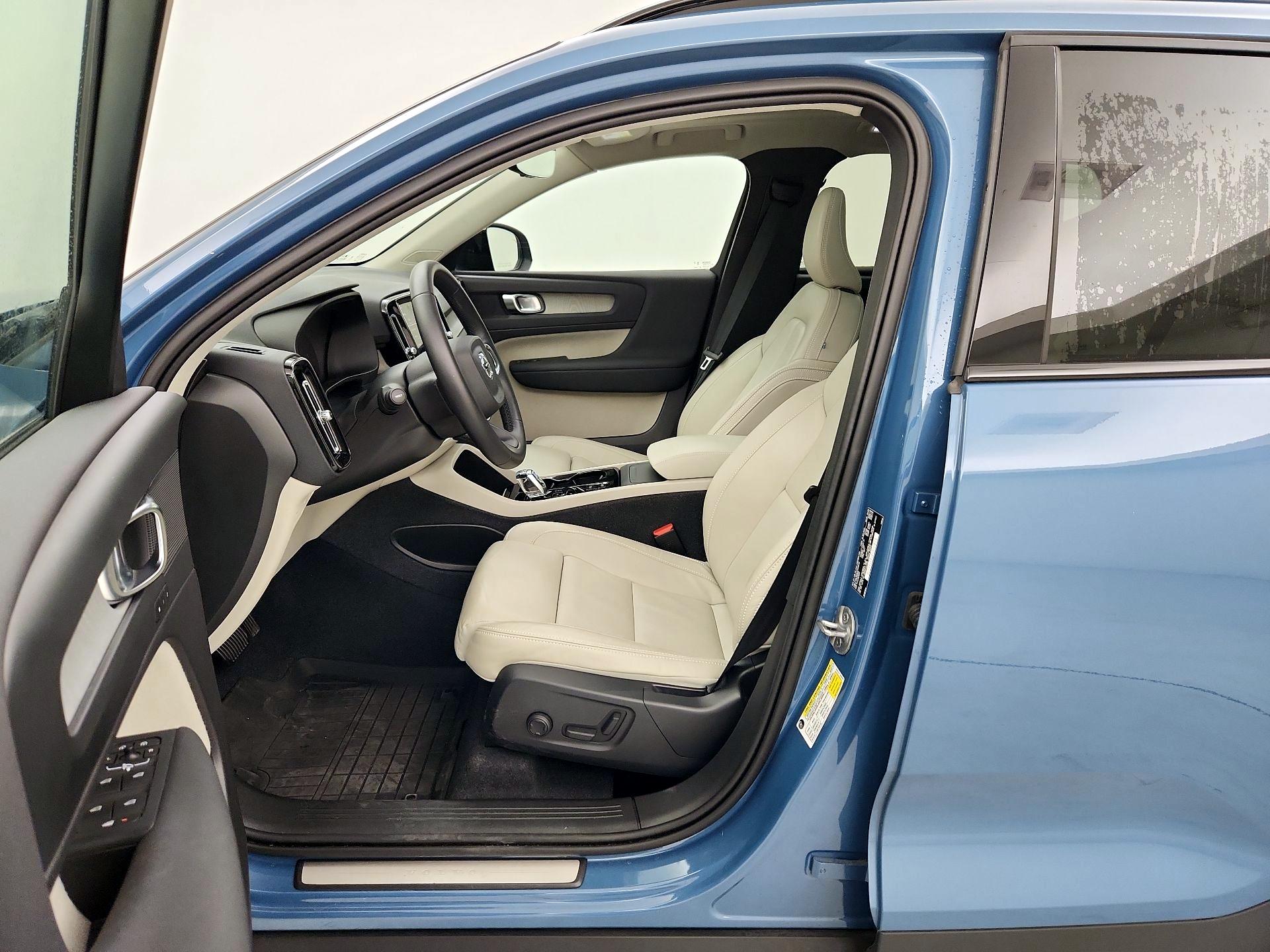 Thumbnail: 2023 Volvo XC40 - 11