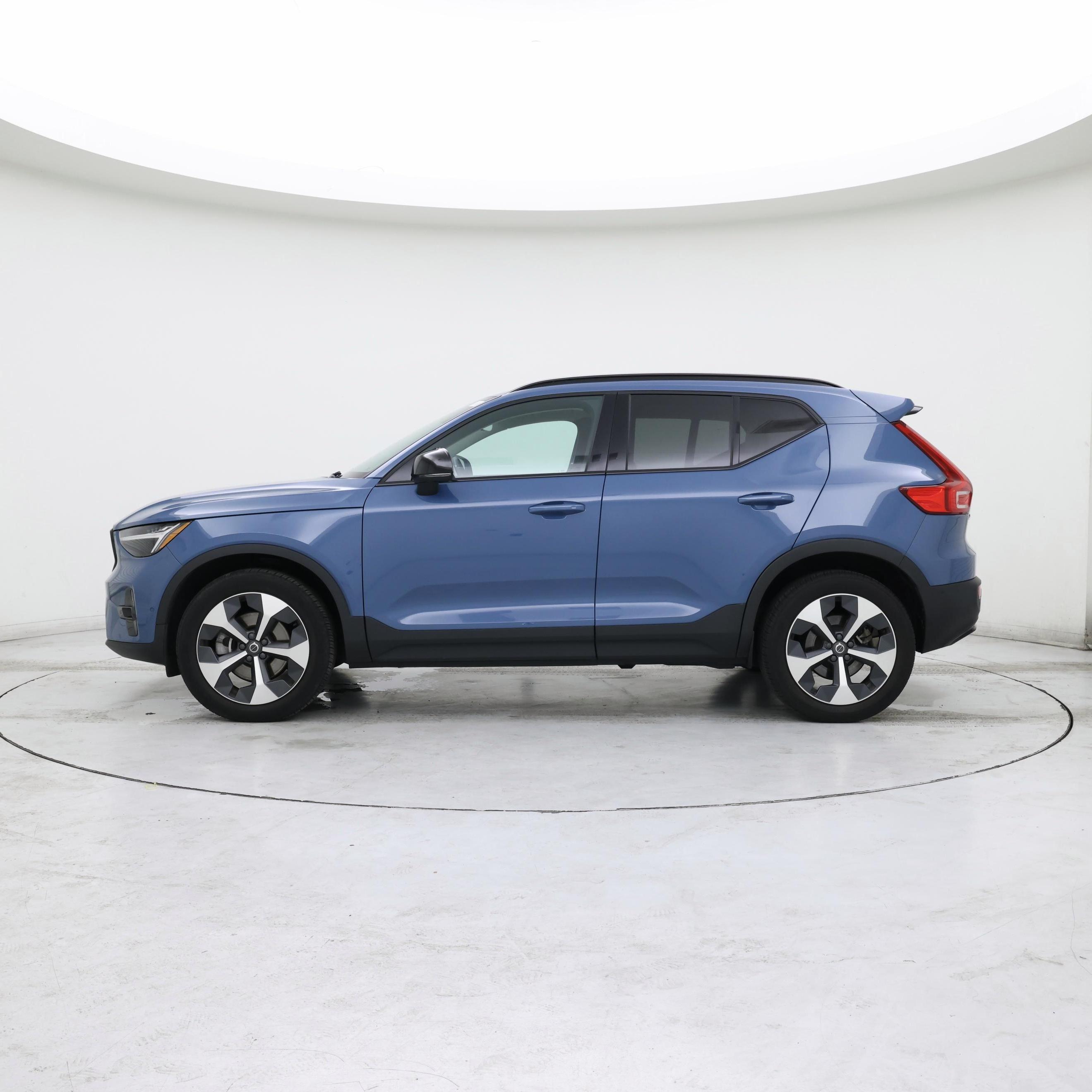 Thumbnail: 2023 Volvo XC40 - 3