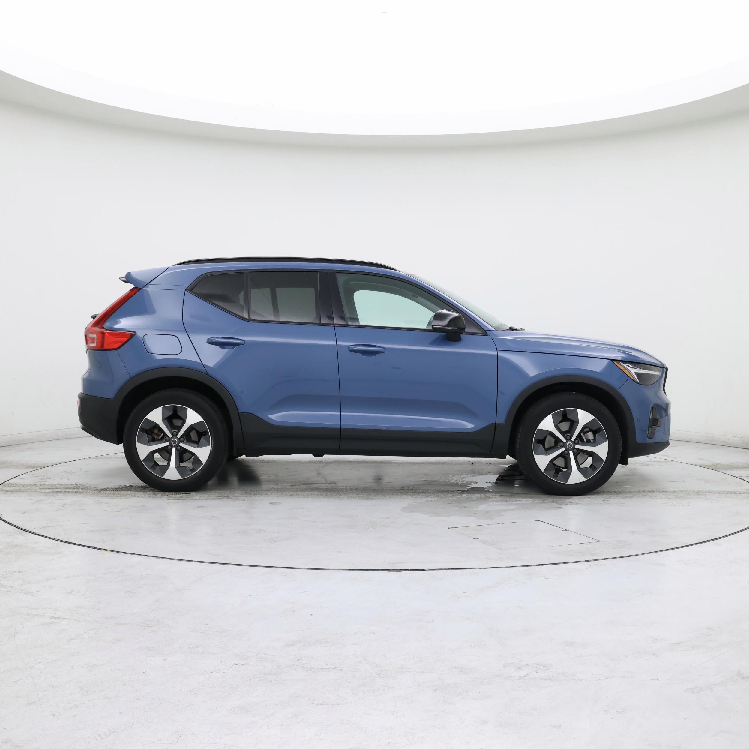 Thumbnail: 2023 Volvo XC40 - 7