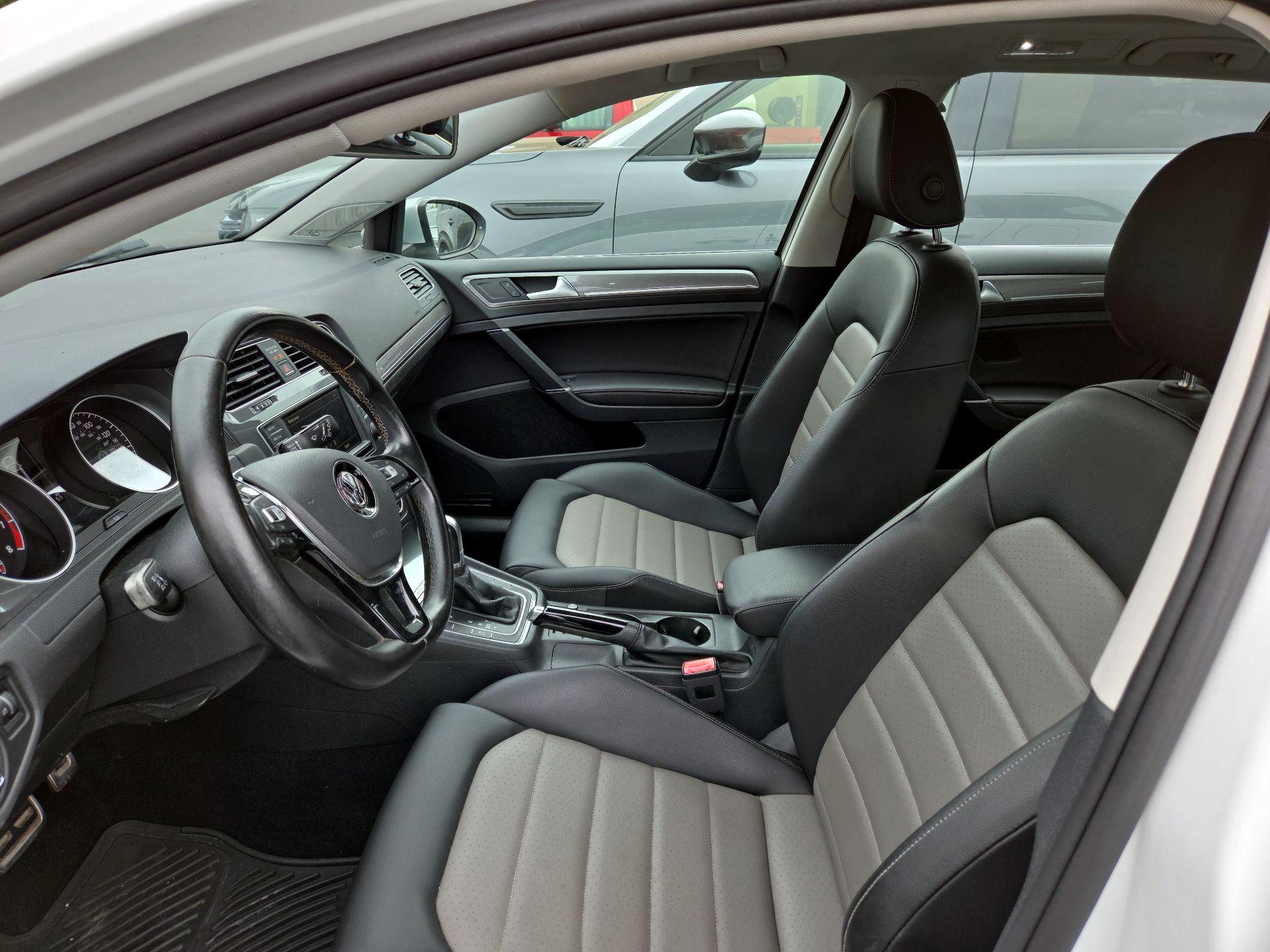Thumbnail: 2017 Volkswagen Golf - 11