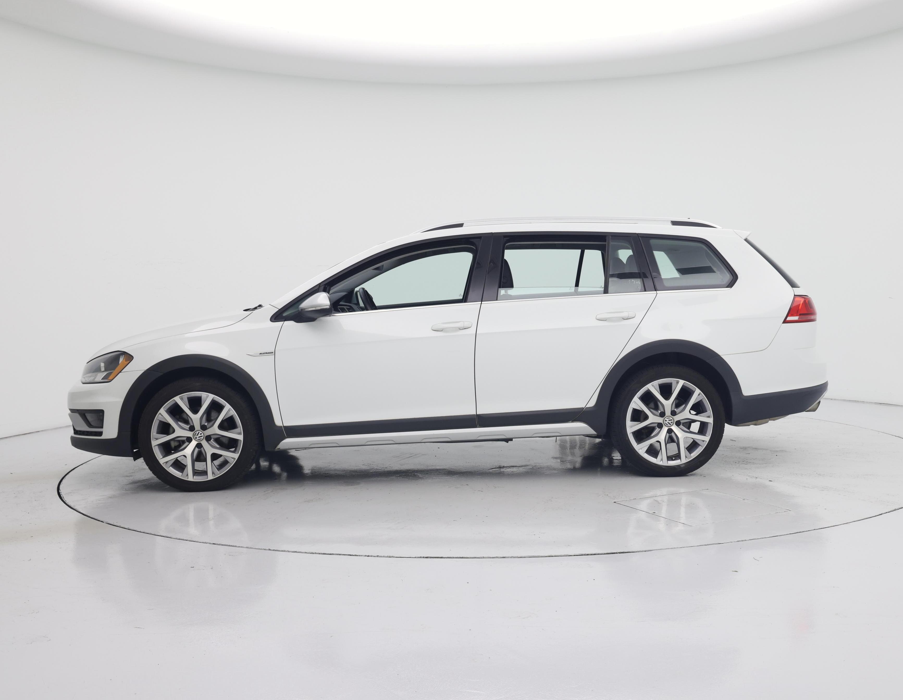 Thumbnail: 2017 Volkswagen Golf - 3