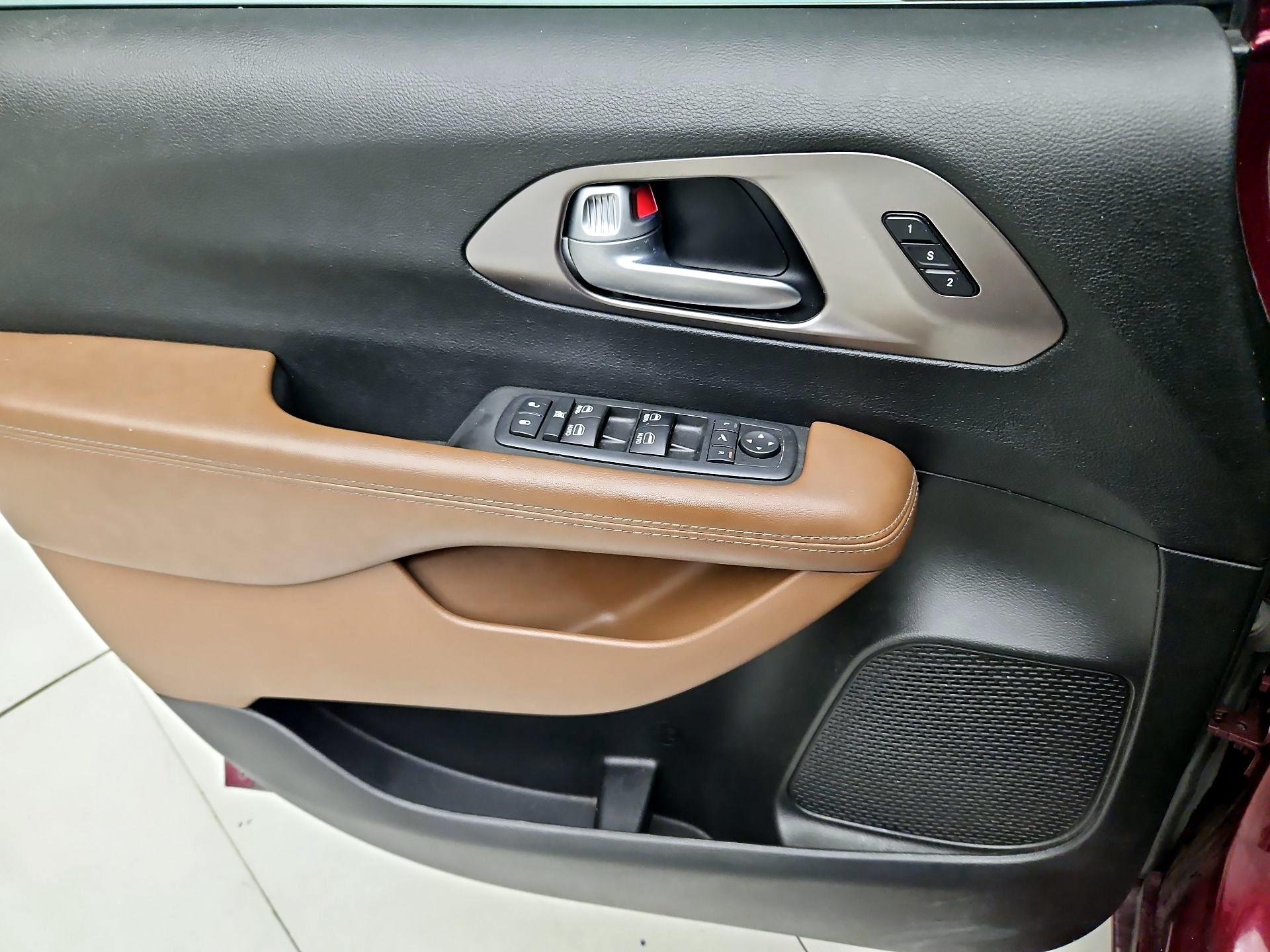 Thumbnail: 2018 Chrysler Pacifica - 12