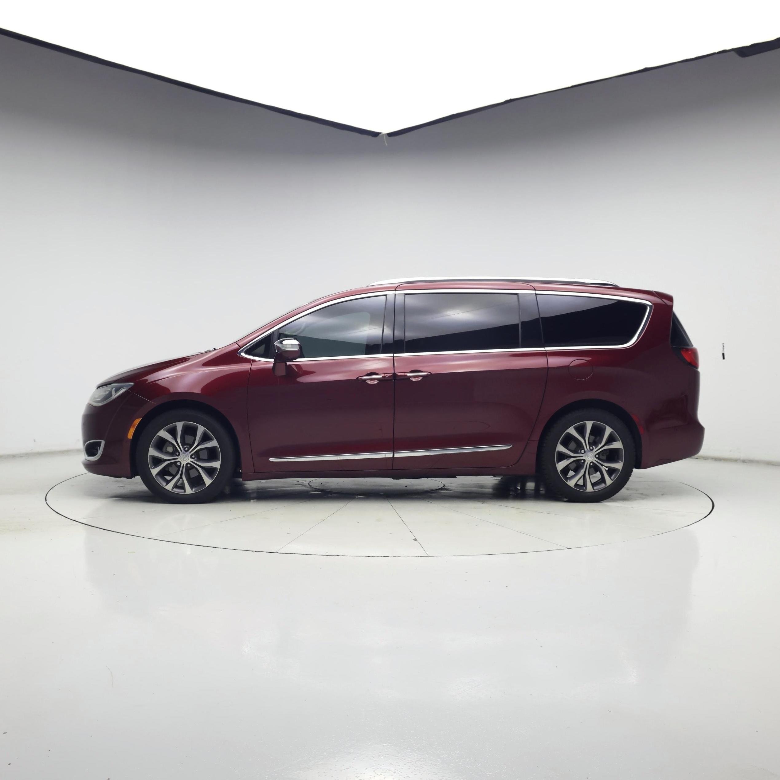 Thumbnail: 2018 Chrysler Pacifica - 3