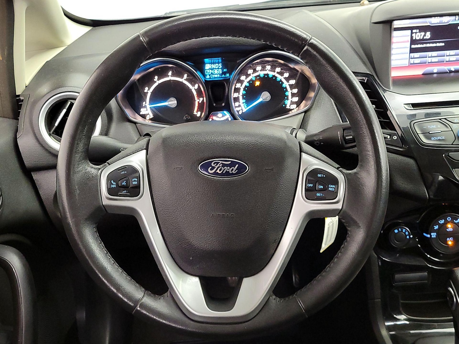 2015 Ford Fiesta SE - Photo 11