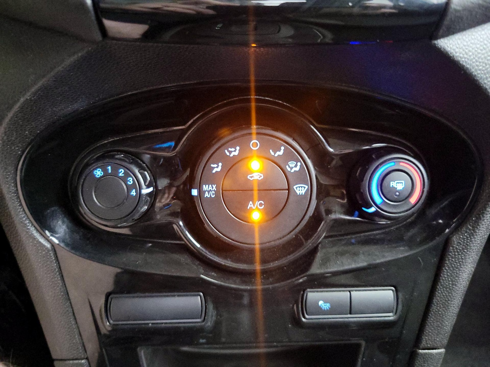 2015 Ford Fiesta SE - Photo 16