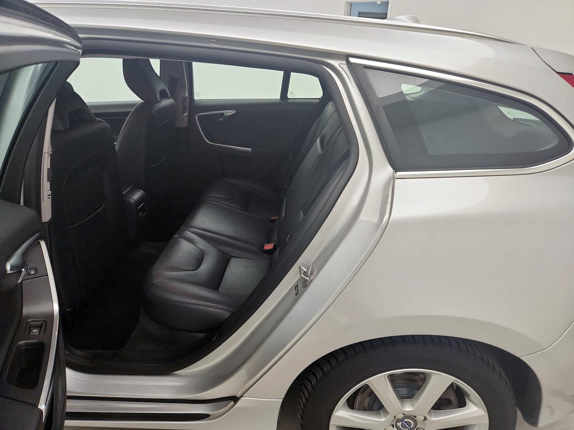 Thumbnail: 2016 Volvo V60 - 18