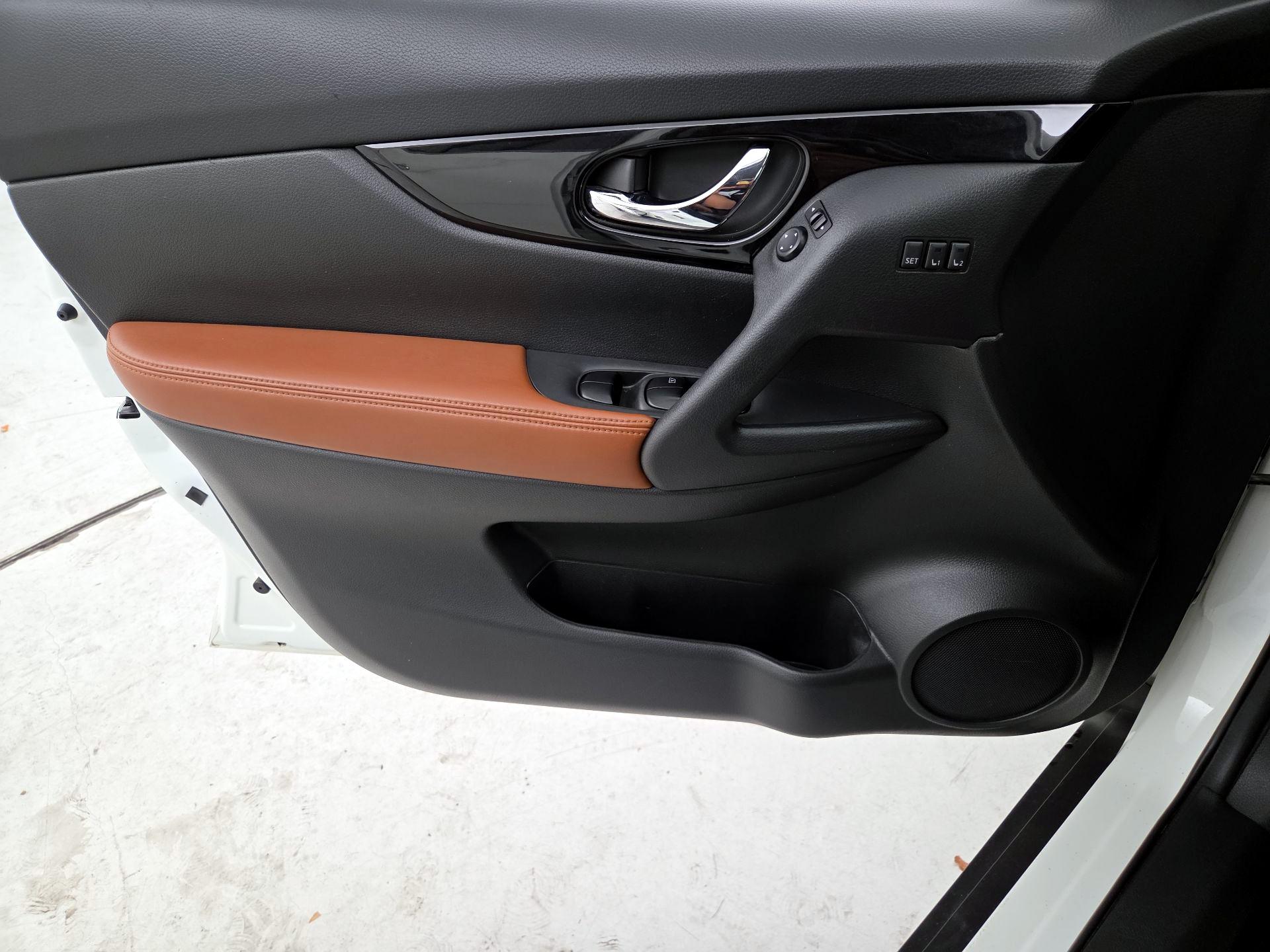 Thumbnail: 2017 Nissan Rogue - 12