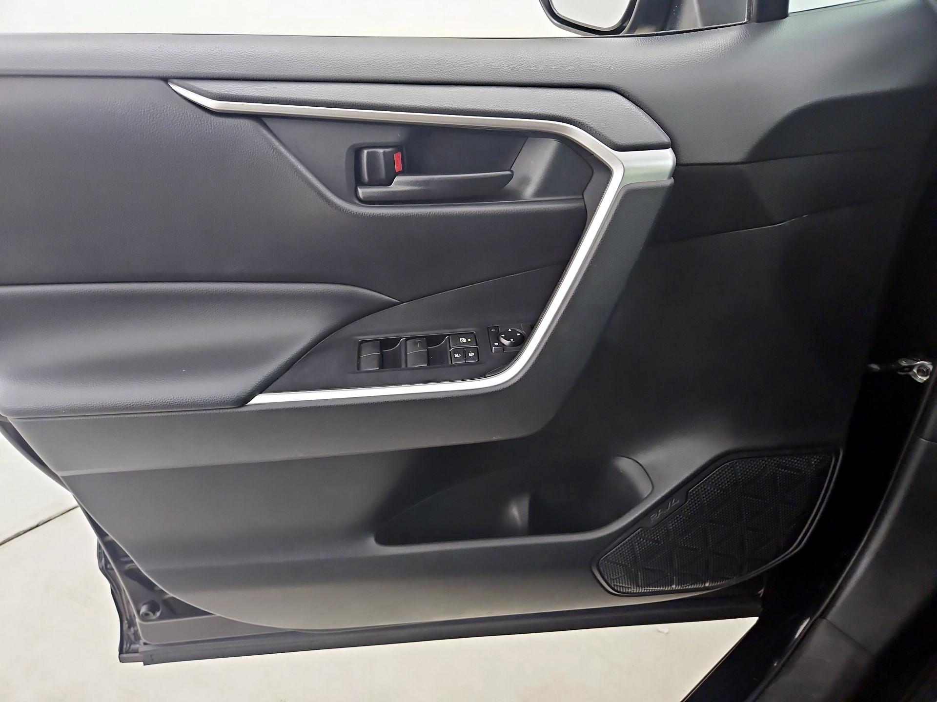 Thumbnail: 2019 Toyota RAV4 - 12