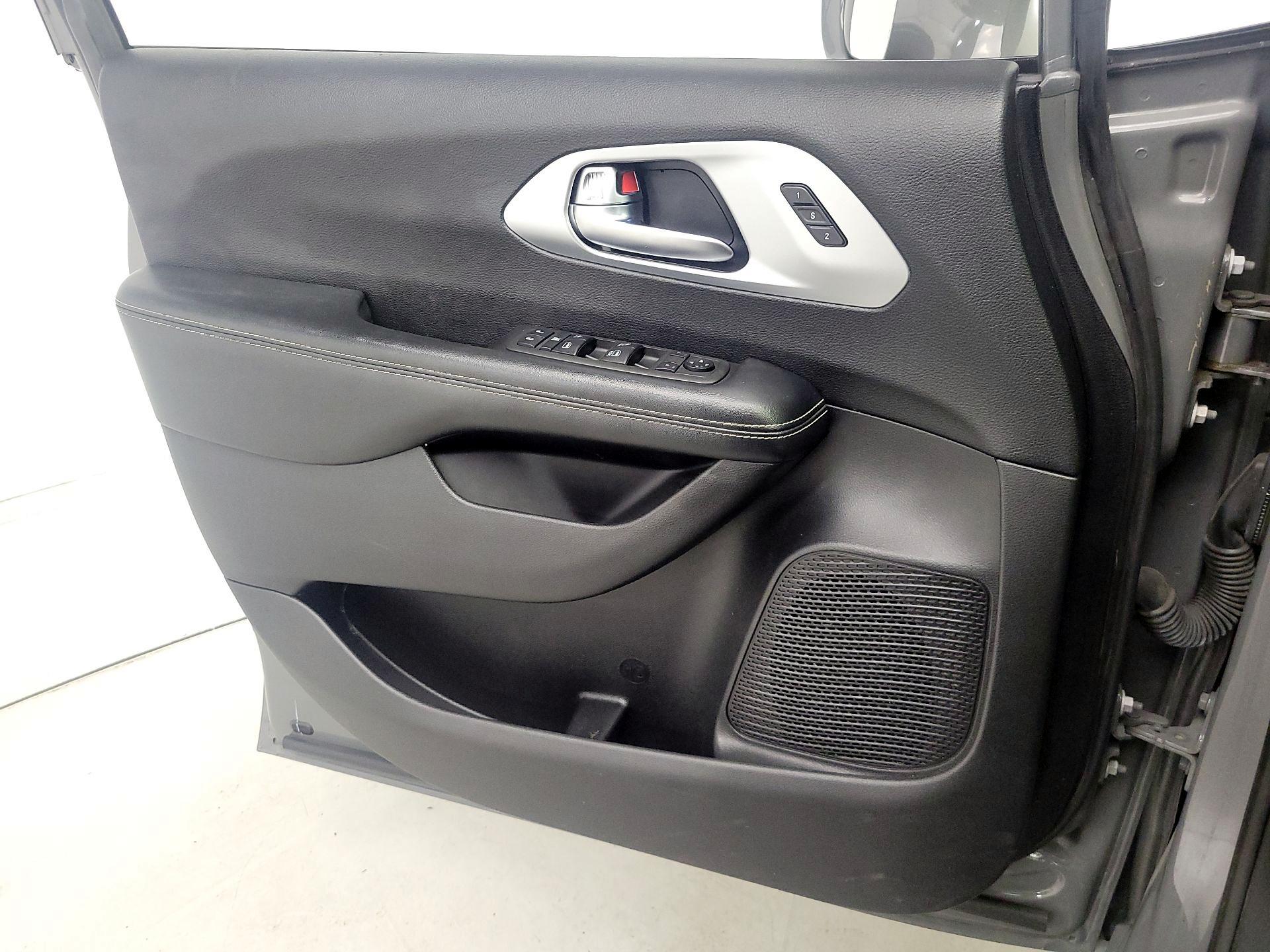 Thumbnail: 2021 Chrysler Pacifica - 12